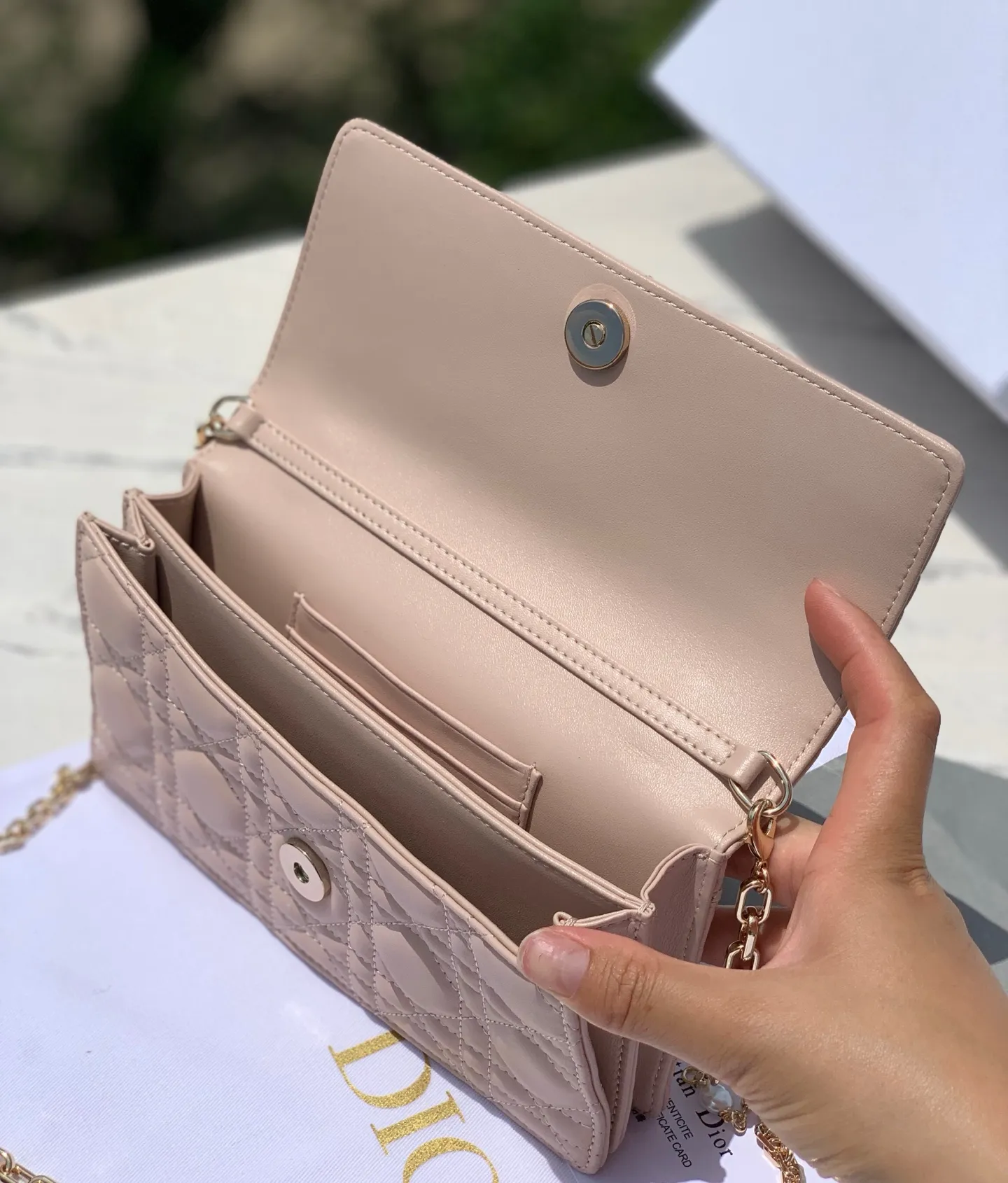 Top upgraded version 💰1760 Size: 21 x 11.5 x 4.5cm Lady Dior Woc handle pearl chain bag, new style for spring and summer, carefully made of sheepskin, decorated with rattan pattern, flip cover design with D.I.O.R. charm to enhance the style. The practical style has multiple compartments and card slots to store a variety of daily essentials, making it an ideal companion for day and evening wear. Carry by hand or cross-body with top handle and detachable chain embellished with resin beads.
