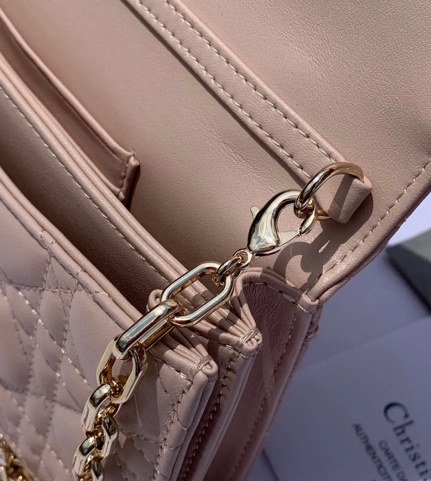 Top upgraded version 💰1760 Size: 21 x 11.5 x 4.5cm Lady Dior Woc handle pearl chain bag, new style for spring and summer, carefully made of sheepskin, decorated with rattan pattern, flip cover design with D.I.O.R. charm to enhance the style. The practical style has multiple compartments and card slots to store a variety of daily essentials, making it an ideal companion for day and evening wear. Carry by hand or cross-body with top handle and detachable chain embellished with resin beads.