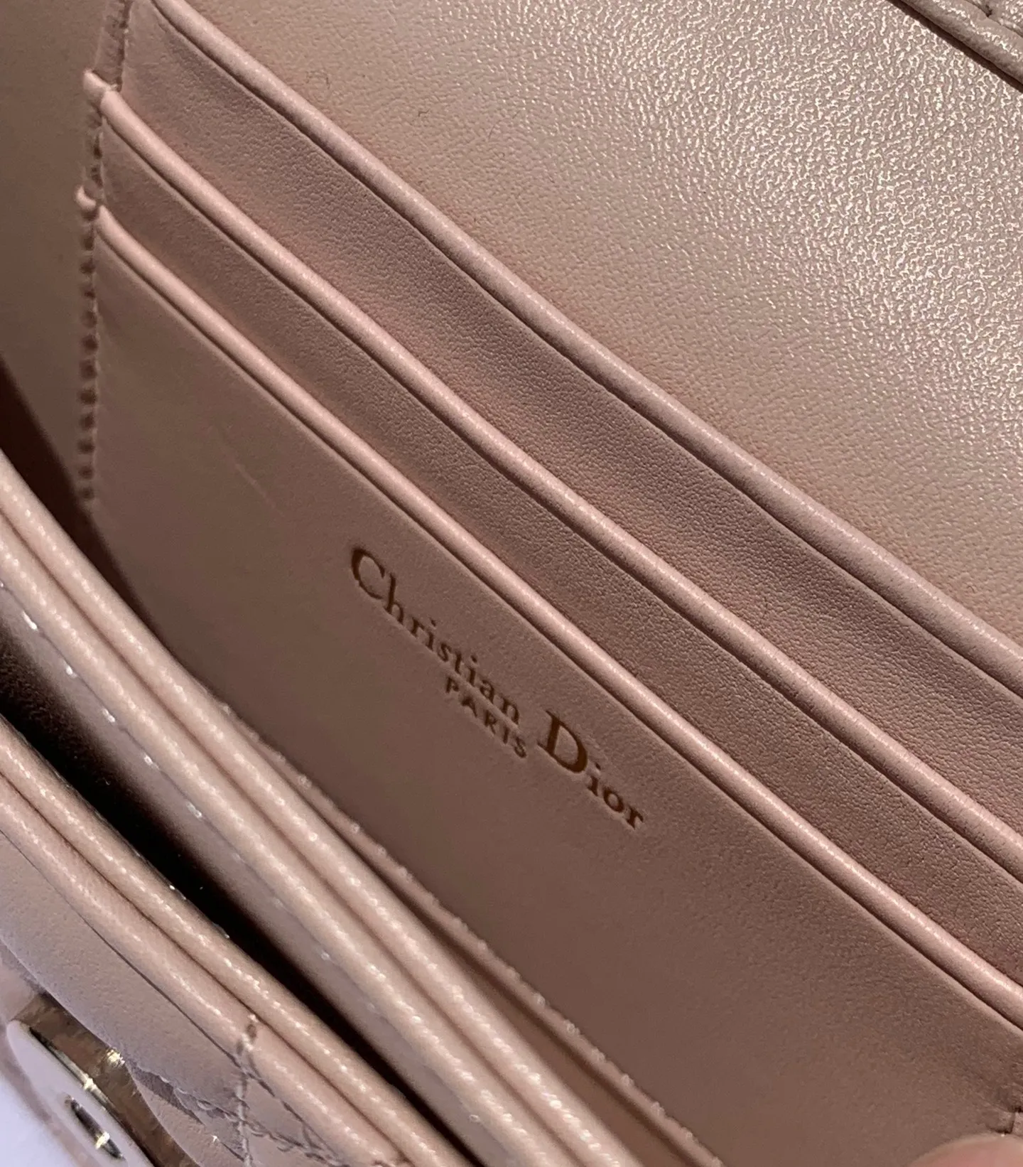 Top upgraded version 💰1760 Size: 21 x 11.5 x 4.5cm Lady Dior Woc handle pearl chain bag, new style for spring and summer, carefully made of sheepskin, decorated with rattan pattern, flip cover design with D.I.O.R. charm to enhance the style. The practical style has multiple compartments and card slots to store a variety of daily essentials, making it an ideal companion for day and evening wear. Carry by hand or cross-body with top handle and detachable chain embellished with resin beads.