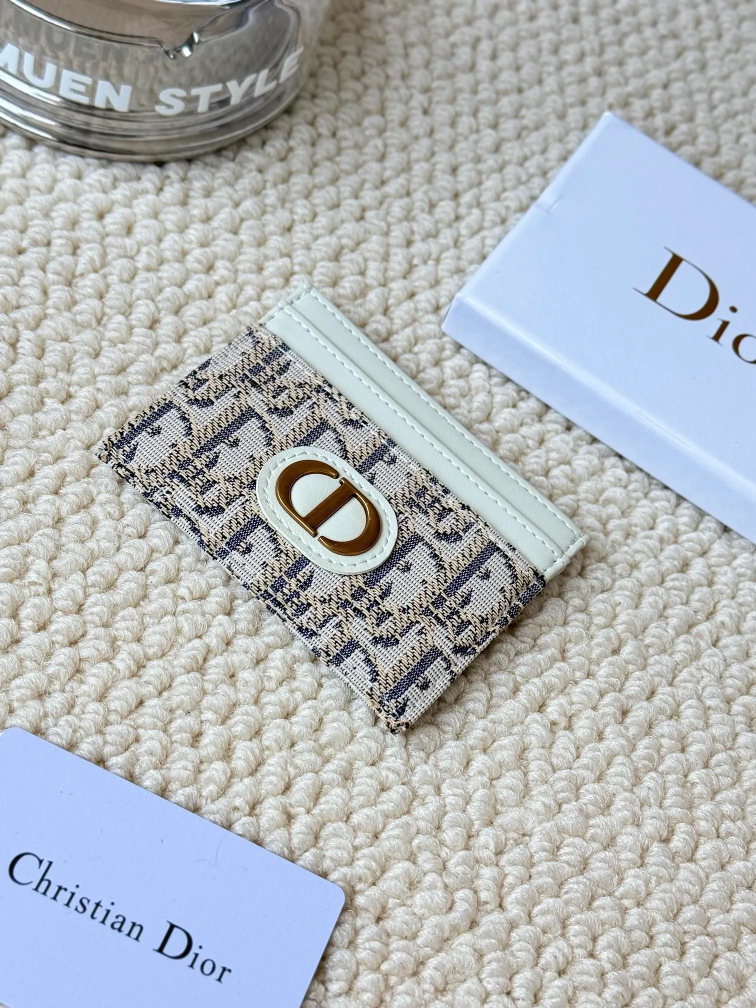 💰110 dior's card holder -30 Montaigne card holder is exquisite and elegant. Made of blue jacquard fabric, detailed with Oblique print and CD logo on the front. Practical and compact, it can store small daily necessities and can be easily put into various handbags. CD logo on front 2 card slots 1 patch pocket Number: S2152 Dimensions: 10 x 7.5 x 0.5 cm