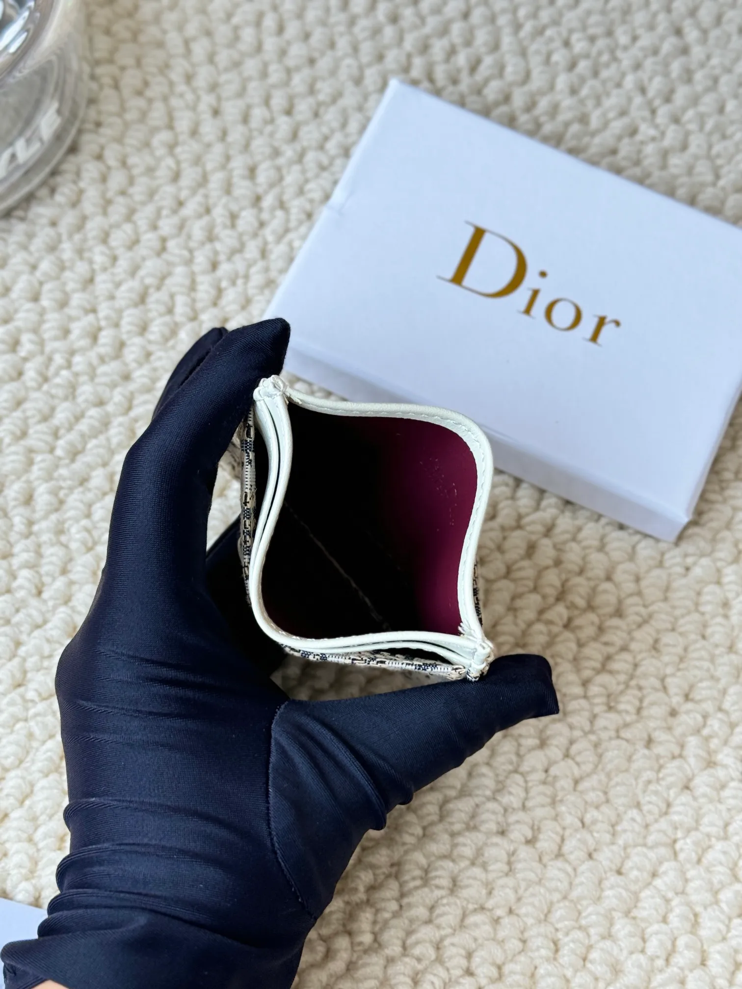 💰110 dior's card holder -30 Montaigne card holder is exquisite and elegant. Made of blue jacquard fabric, detailed with Oblique print and CD logo on the front. Practical and compact, it can store small daily necessities and can be easily put into various handbags. CD logo on front 2 card slots 1 patch pocket Number: S2152 Dimensions: 10 x 7.5 x 0.5 cm