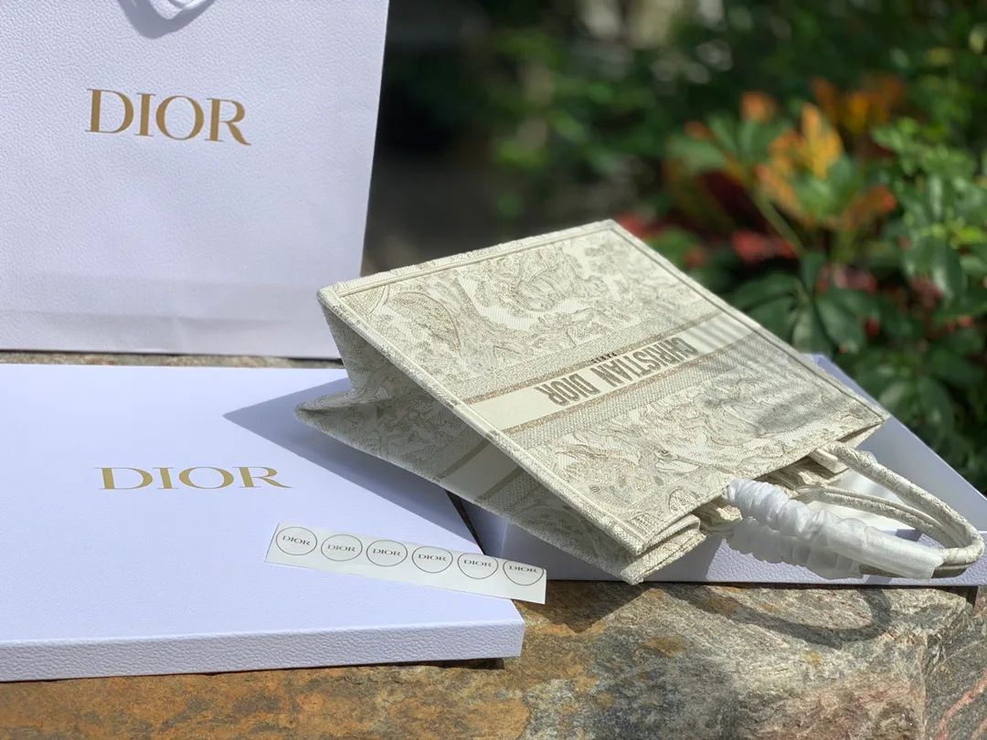 ❗️❗️❗️Free shipping with SF Express for year-end events❗️❗️❗️💰1560 Size 41.5 x 35 x 18 cm Tiger style. Original factory channels! The weaving process is extremely complicated, and imported machines must be used to achieve such density and three-dimensionality! Every stitch and every thread is of value! This is the Book Tote in several platinum colors launched in D'O's 2022 early spring vacation series. It is also the "goddess model" in the Tote series! Elegant and rich in details, the whole body is decorated with golden-toned Jouy print embroidery, and the fairy-like gold thread three-dimensional pattern embroidery reflects exquisite craftsmanship, making the overall bag gorgeous, retro, high-end, and romantic! A super luxurious tote bag! You can steal the show at banquets, events, and parties!