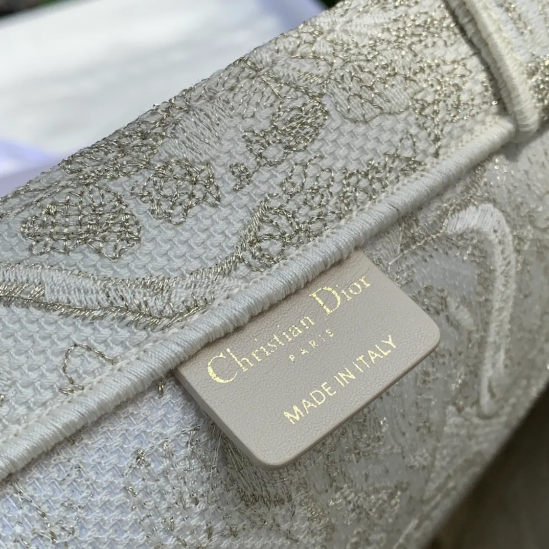 ❗️❗️❗️Free shipping with SF Express for year-end events❗️❗️❗️💰1560 Size 41.5 x 35 x 18 cm Tiger style. Original factory channels! The weaving process is extremely complicated, and imported machines must be used to achieve such density and three-dimensionality! Every stitch and every thread is of value! This is the Book Tote in several platinum colors launched in D'O's 2022 early spring vacation series. It is also the "goddess model" in the Tote series! Elegant and rich in details, the whole body is decorated with golden-toned Jouy print embroidery, and the fairy-like gold thread three-dimensional pattern embroidery reflects exquisite craftsmanship, making the overall bag gorgeous, retro, high-end, and romantic! A super luxurious tote bag! You can steal the show at banquets, events, and parties!