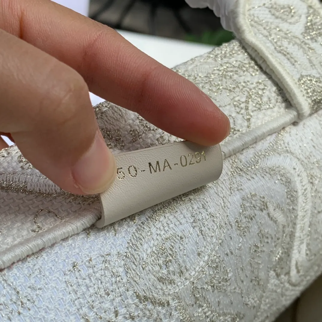 ❗️❗️❗️Free shipping with SF Express for year-end events❗️❗️❗️💰1560 Size 41.5 x 35 x 18 cm Tiger style. Original factory channels! The weaving process is extremely complicated, and imported machines must be used to achieve such density and three-dimensionality! Every stitch and every thread is of value! This is the Book Tote in several platinum colors launched in D'O's 2022 early spring vacation series. It is also the "goddess model" in the Tote series! Elegant and rich in details, the whole body is decorated with golden-toned Jouy print embroidery, and the fairy-like gold thread three-dimensional pattern embroidery reflects exquisite craftsmanship, making the overall bag gorgeous, retro, high-end, and romantic! A super luxurious tote bag! You can steal the show at banquets, events, and parties!