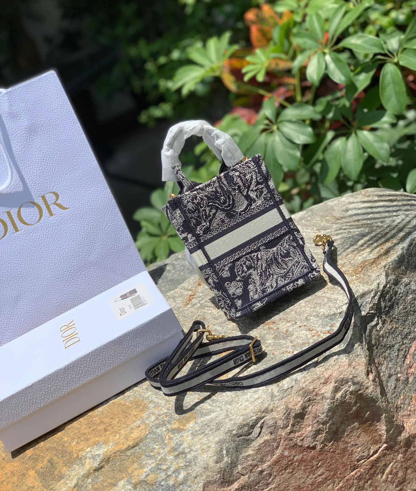 ❗️❗️❗️Free shipping with SF Express for year-end events❗️❗️❗️💰1160 Tiger size 13.5 × 5 × 18 CM, pure overseas channel goods! The new 2022 vertical tote bag, the next hot model is about to come out! This product is really "new". It is not yet available on the official website, and will only be shipped at the counter at the end of the month, so if you are lucky enough to go to the counter, you may encounter it! It's a bit like a music bag, combined with the high-end feel of jacquard embroidery, and comes with a detachable shoulder strap, so it can be carried by hand or cross-body! Regarding the capacity, it can be used to store mobile phones, cosmetics, etc.! The quality can be seen in the real photos, and it is suitable for counter control. Please look at it according to the standards of counter products!
