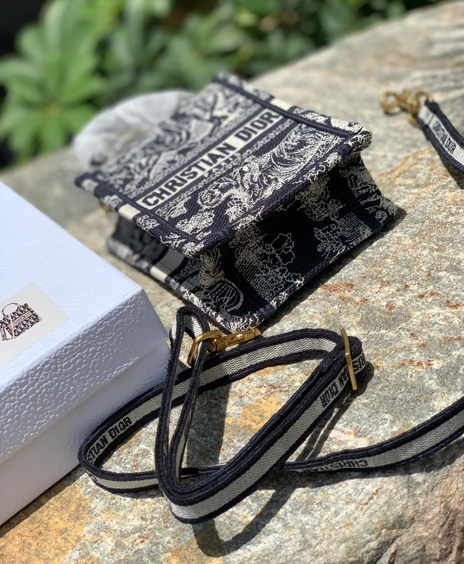 ❗️❗️❗️Free shipping with SF Express for year-end events❗️❗️❗️💰1160 Tiger size 13.5 × 5 × 18 CM, pure overseas channel goods! The new 2022 vertical tote bag, the next hot model is about to come out! This product is really "new". It is not yet available on the official website, and will only be shipped at the counter at the end of the month, so if you are lucky enough to go to the counter, you may encounter it! It's a bit like a music bag, combined with the high-end feel of jacquard embroidery, and comes with a detachable shoulder strap, so it can be carried by hand or cross-body! Regarding the capacity, it can be used to store mobile phones, cosmetics, etc.! The quality can be seen in the real photos, and it is suitable for counter control. Please look at it according to the standards of counter products!
