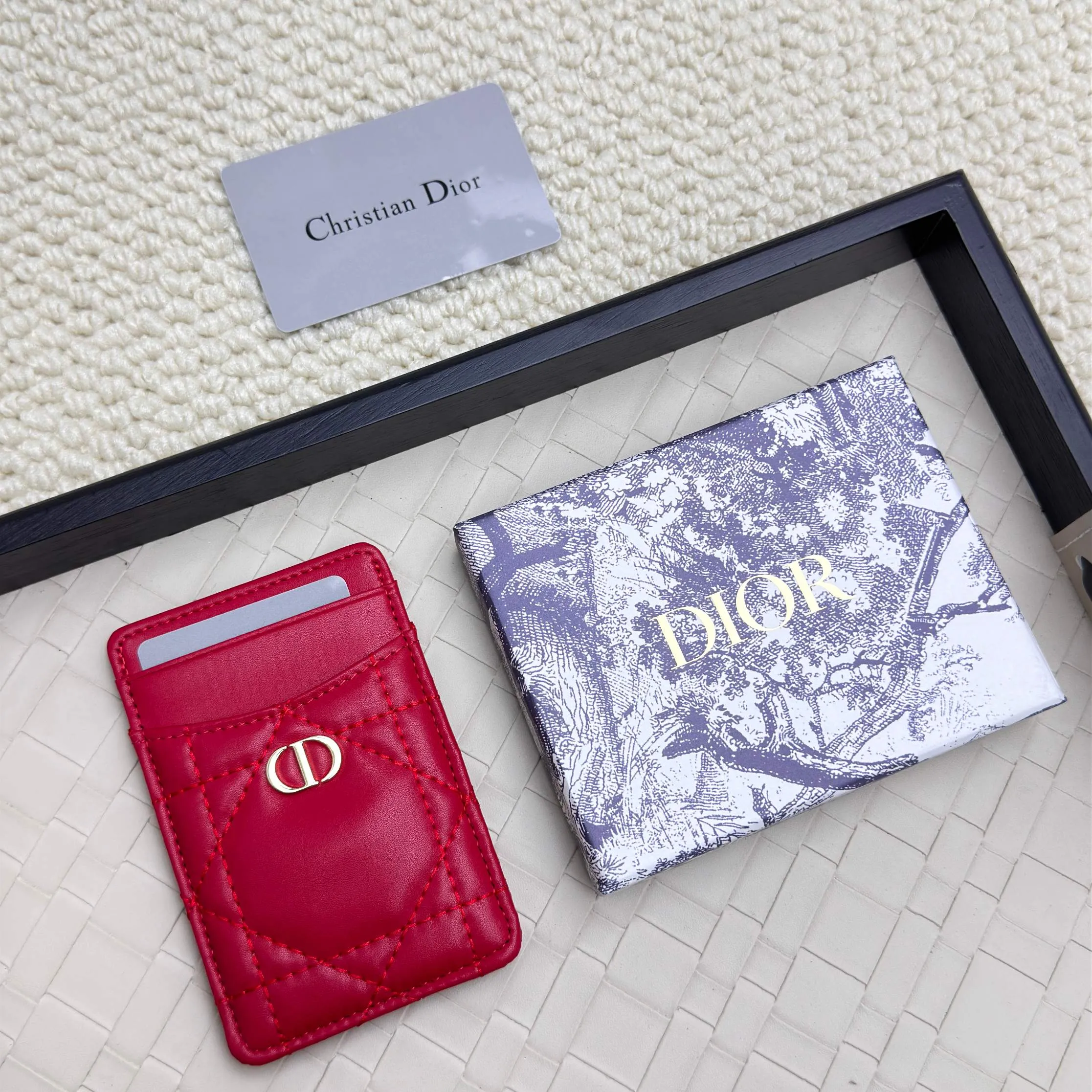 💰100 Dior's new card holder Size: 11*7.5*1, model 2379. It is carefully made of soft cowhide, decorated with cannage pattern topstitching, and embellished with the "CD" logo on the front. Elegant and refined,