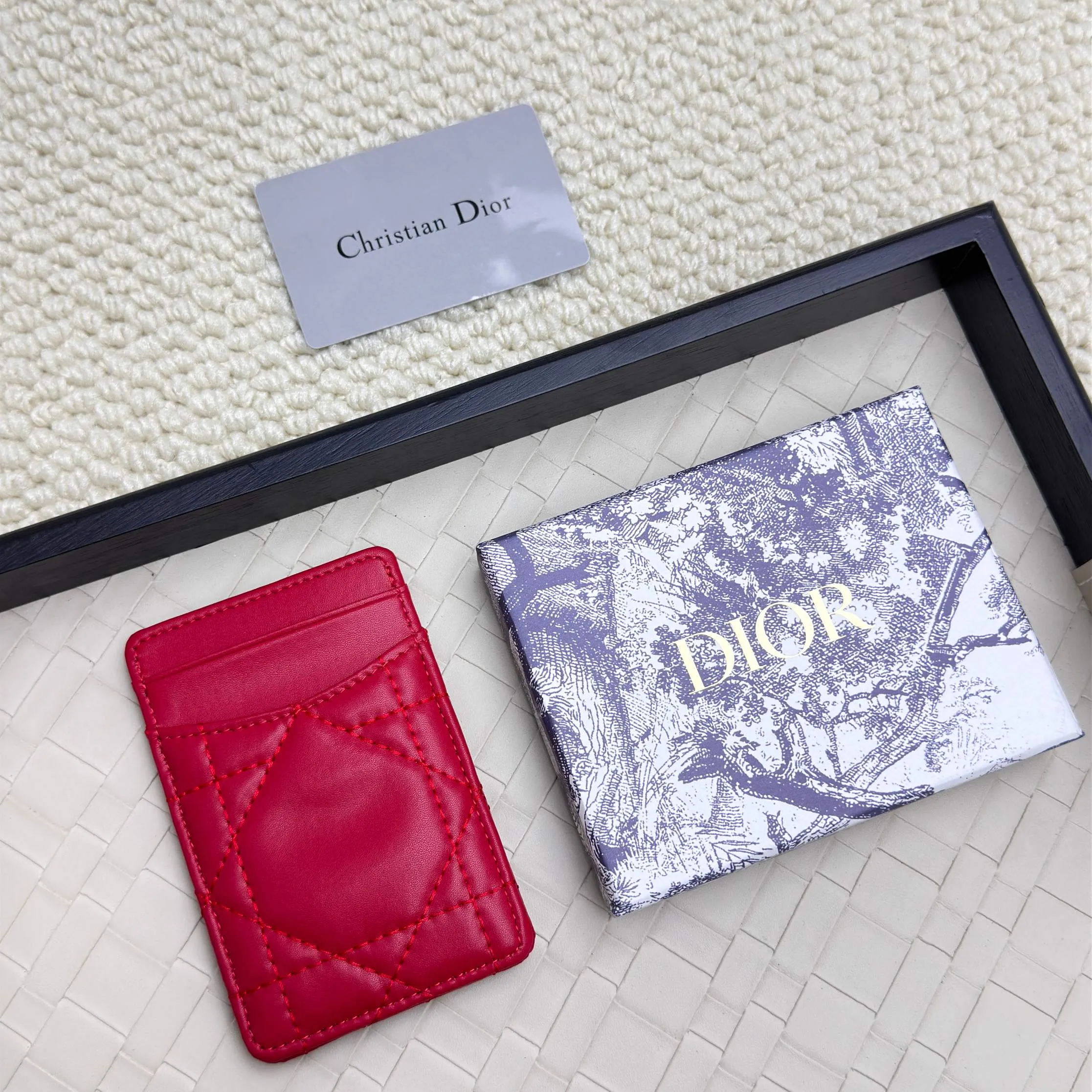 💰100 Dior's new card holder Size: 11*7.5*1, model 2379. It is carefully made of soft cowhide, decorated with cannage pattern topstitching, and embellished with the "CD" logo on the front. Elegant and refined,