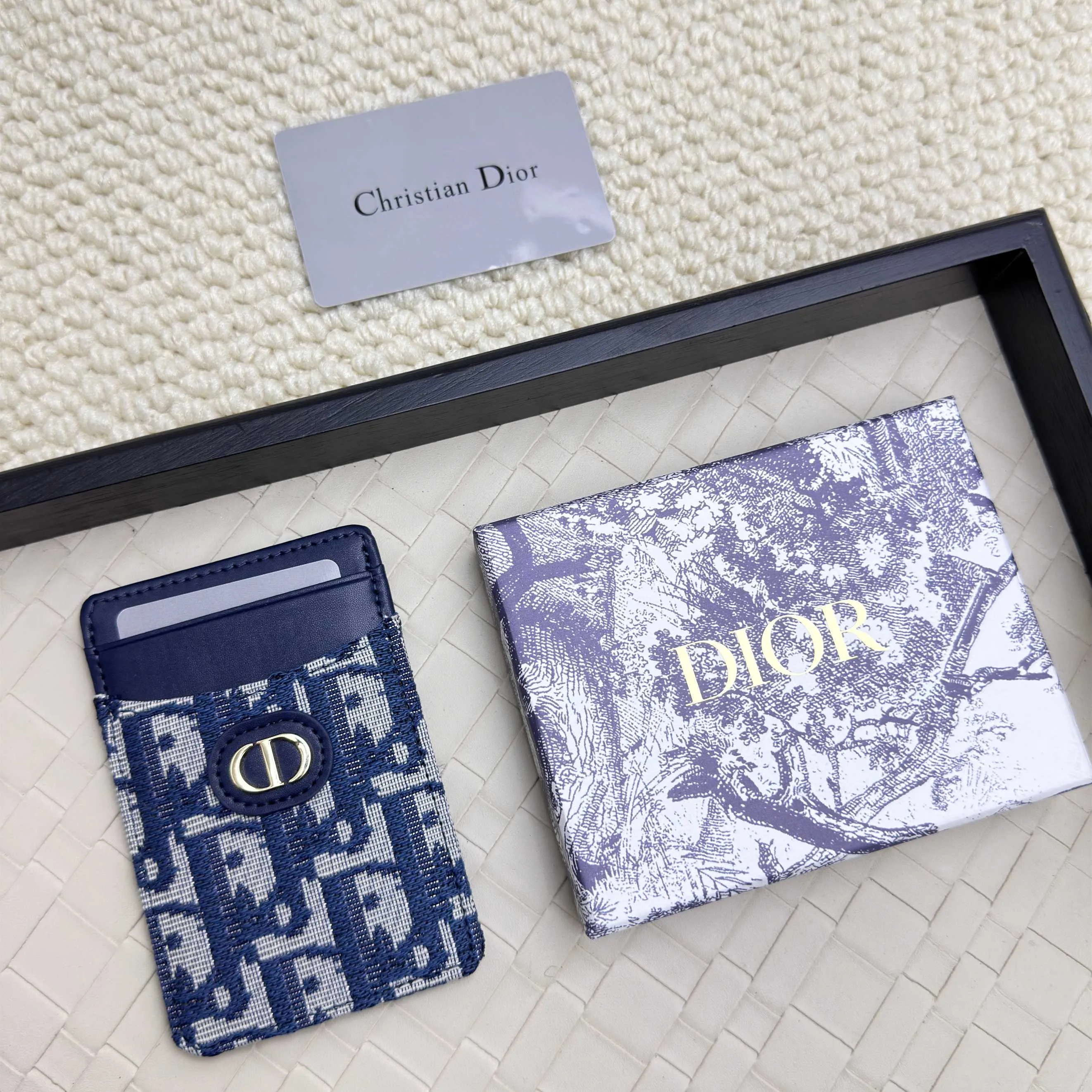 💰100 Dior's new card holder Size: 11*7.5*1, model 2379. It is carefully made of soft cowhide, decorated with cannage pattern topstitching, and embellished with the "CD" logo on the front. Elegant and refined,