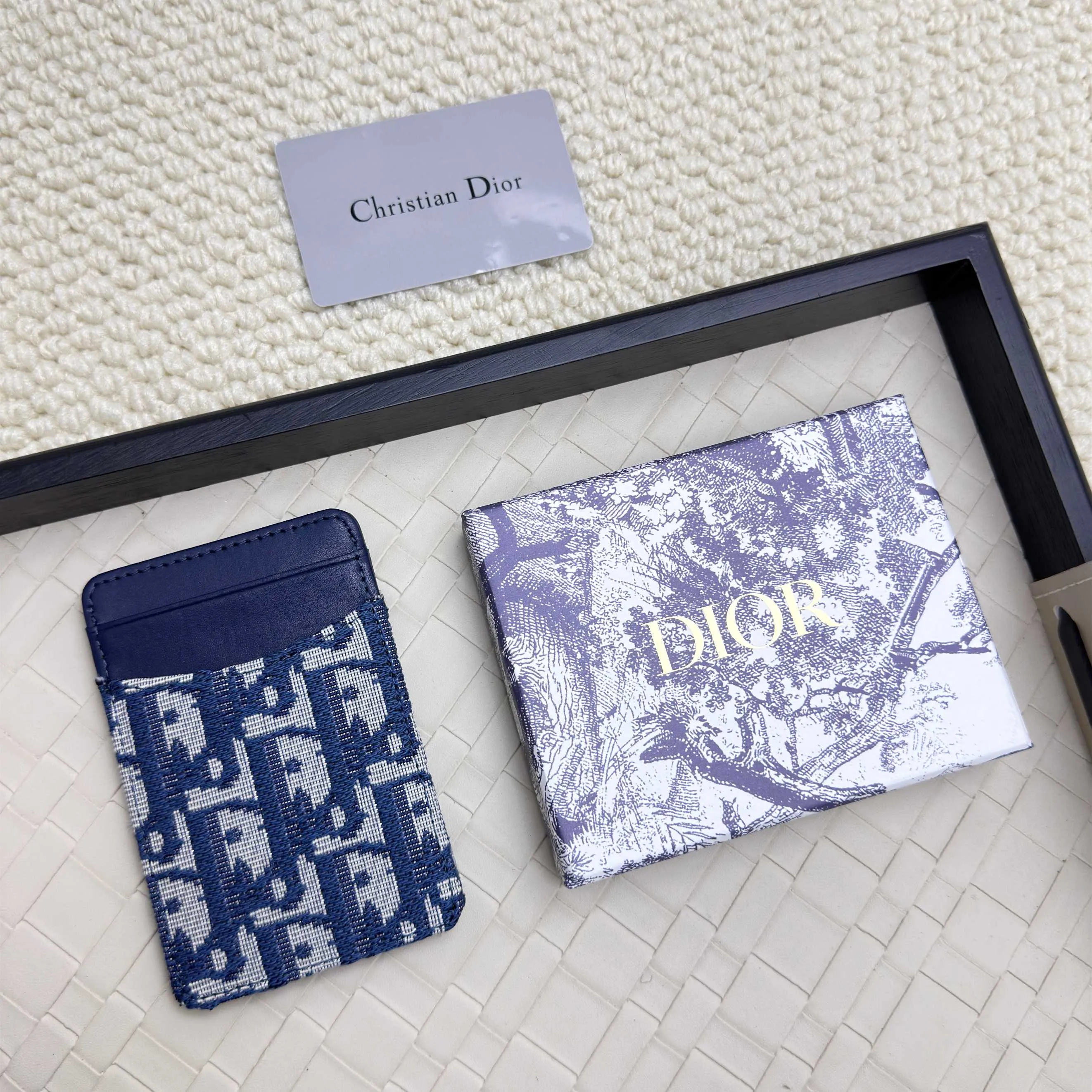 💰100 Dior's new card holder Size: 11*7.5*1, model 2379. It is carefully made of soft cowhide, decorated with cannage pattern topstitching, and embellished with the "CD" logo on the front. Elegant and refined,
