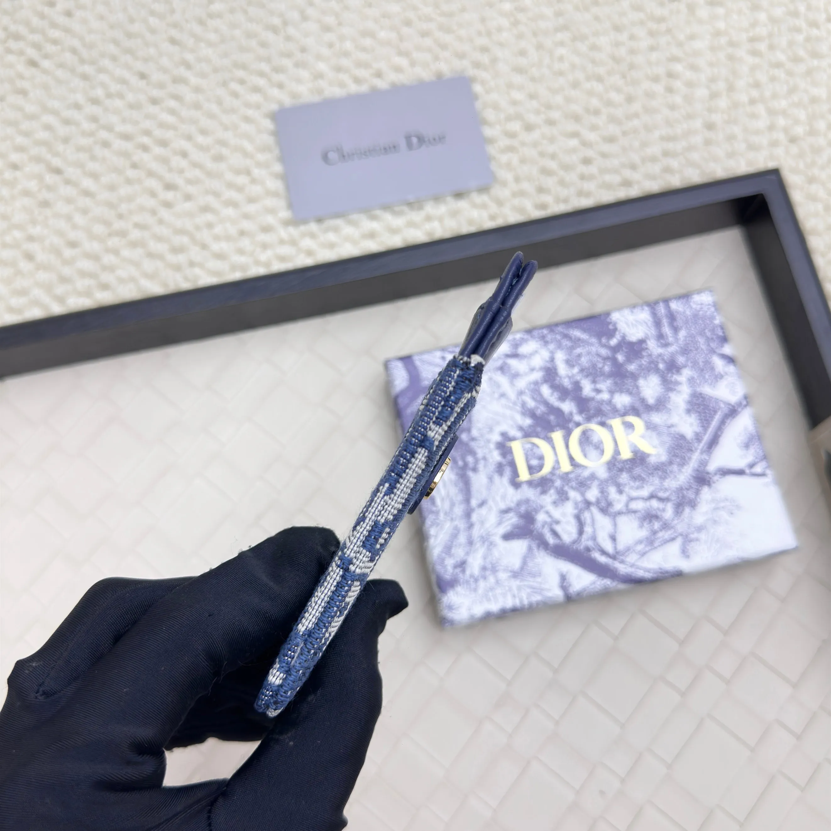 💰100 Dior's new card holder Size: 11*7.5*1, model 2379. It is carefully made of soft cowhide, decorated with cannage pattern topstitching, and embellished with the "CD" logo on the front. Elegant and refined,