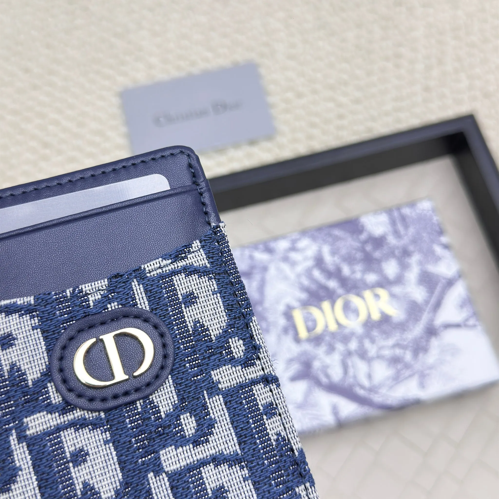 💰100 Dior's new card holder Size: 11*7.5*1, model 2379. It is carefully made of soft cowhide, decorated with cannage pattern topstitching, and embellished with the "CD" logo on the front. Elegant and refined,