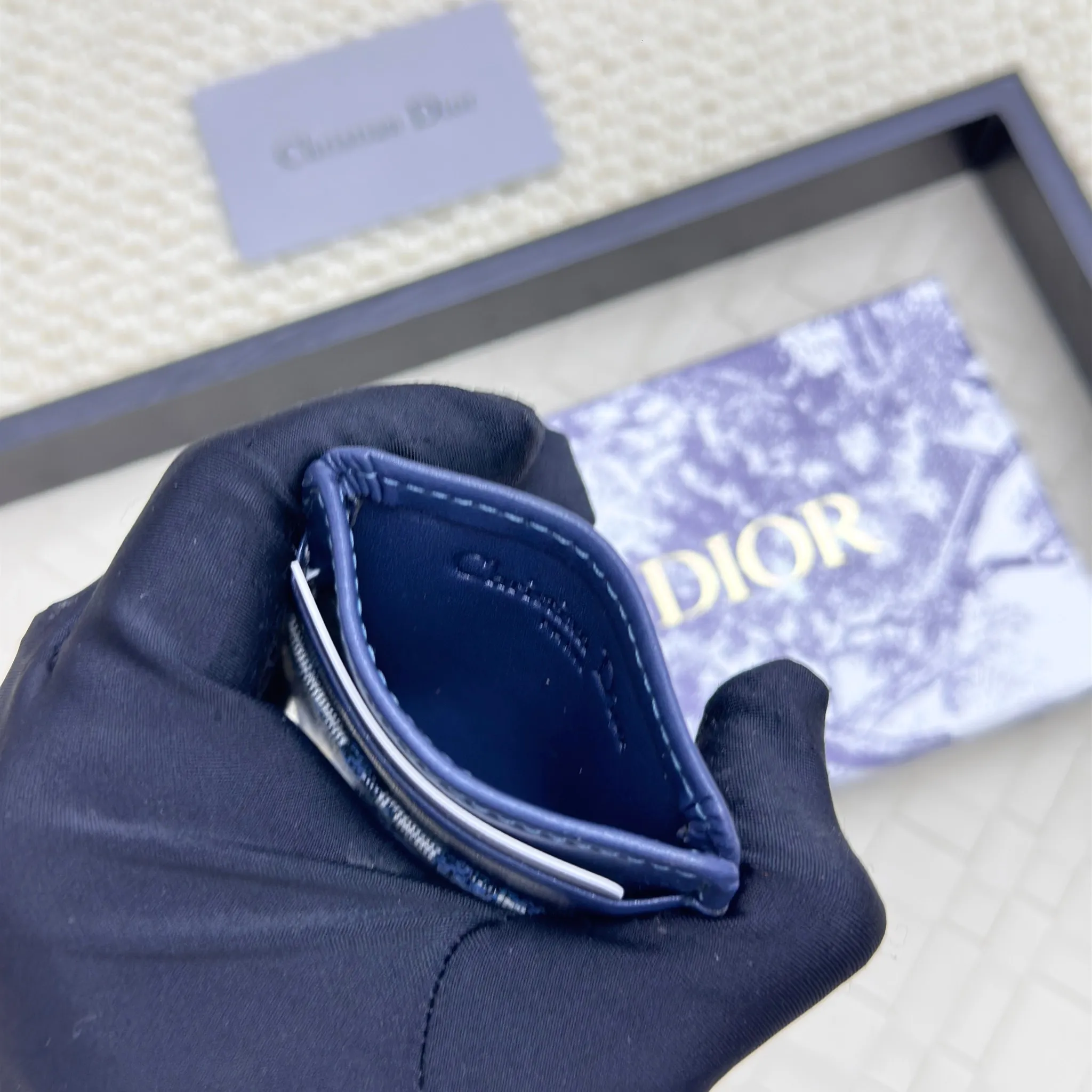 💰100 Dior's new card holder Size: 11*7.5*1, model 2379. It is carefully made of soft cowhide, decorated with cannage pattern topstitching, and embellished with the "CD" logo on the front. Elegant and refined,