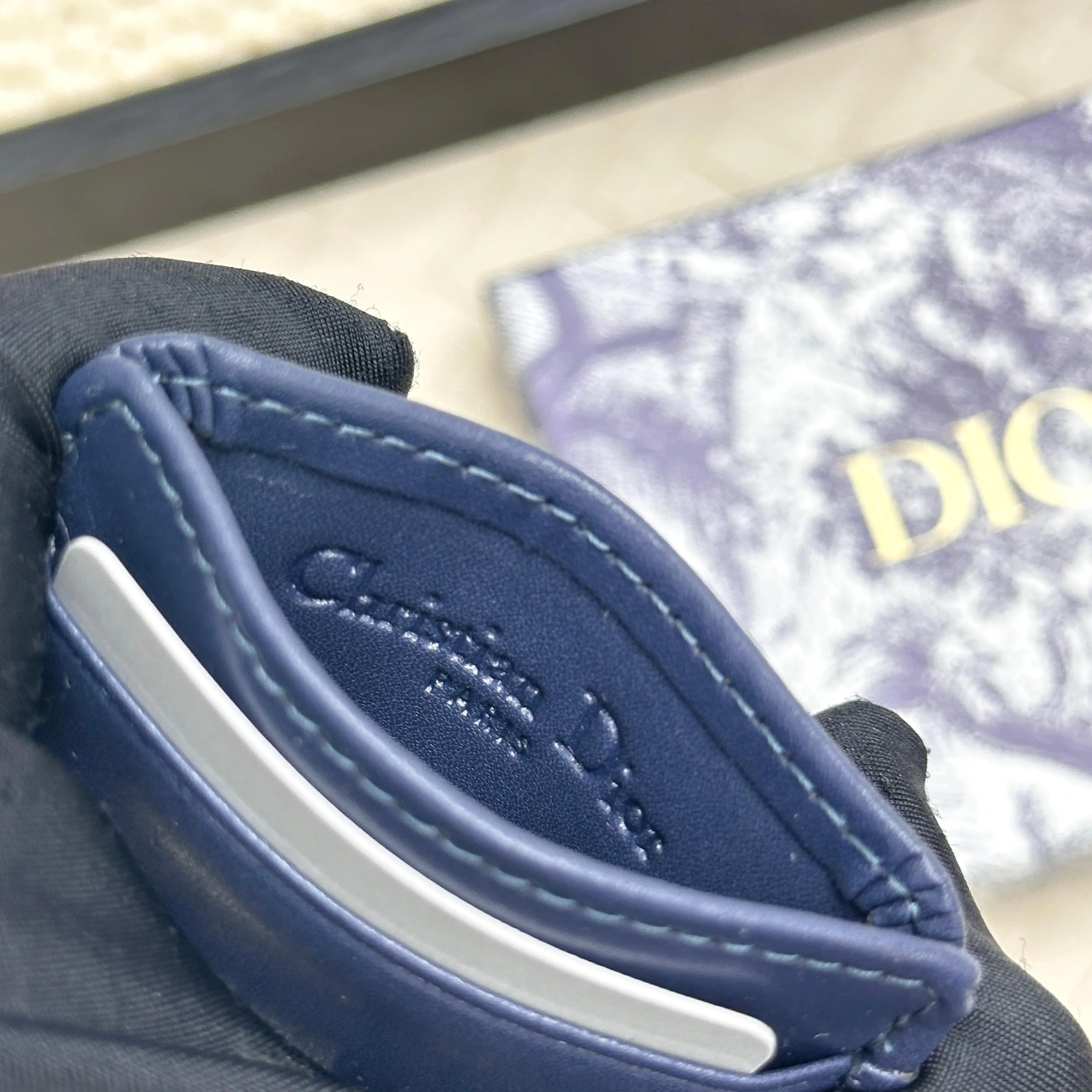 💰100 Dior's new card holder Size: 11*7.5*1, model 2379. It is carefully made of soft cowhide, decorated with cannage pattern topstitching, and embellished with the "CD" logo on the front. Elegant and refined,