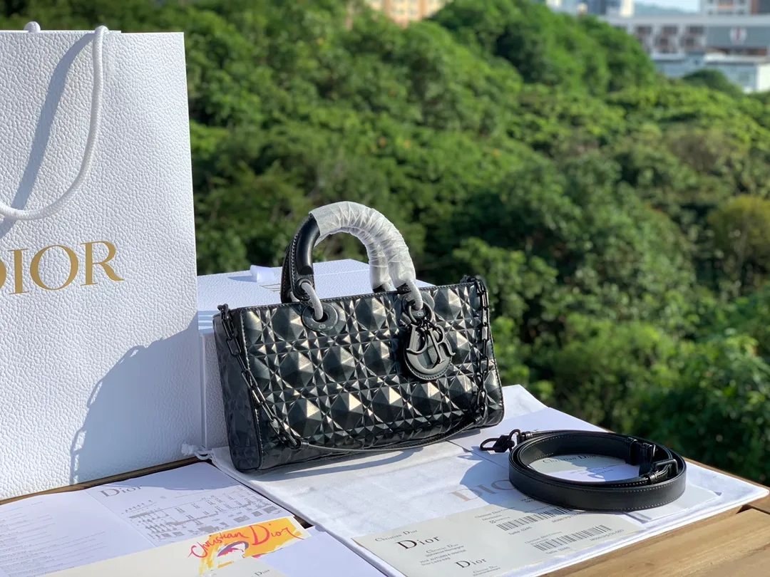 ❗️❗️❗️Free shipping with SF Express for year-end event❗️❗️❗️💰1900 Size 26-13.5-5cm Long-awaited Lady D-Joy Diamond Diamond Horizontal Six-Gate Princess Diana Bag The black matte lacquered hardware model is handmade by a master cabinet maker who has been selling it for decades. The calfskin diamond 💎 pattern fabric shines like diamonds. It is matched with high-tech lacquered hardware and is more retro and fashionable. It has two shoulder straps, one long and one short. 🉑️Carry it 🉑️Crossbody🉑️Under the arm, it combines elegance and practicality to the maximum extent, and the daily versatile style is completely stable!