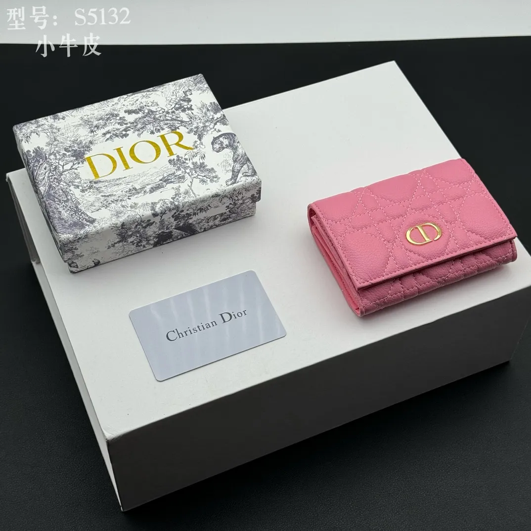 💰150 💎Top quality pink# 2024 spring and summer women's card holder This Dior Caro card holder is elegant and practical. Carefully crafted from soft cow leather, it is decorated with cannage pattern topstitching and a CD logo on the front to enhance the style. Elegant and sophisticated. Compact and practical, the 30 Montaigne Glycine Wallet is unique and can store a variety of daily necessities. It is suitable for various occasions and can be paired with its 30Montaigne pieces. Decorated with CD logo on the front, 2 card slots, 1 zipper compartment, 1 spacious internal compartment Spring/Summer 2024 Brand: Dior Dior Size: 11x7.5x2.5cm Model: S5132UWHC