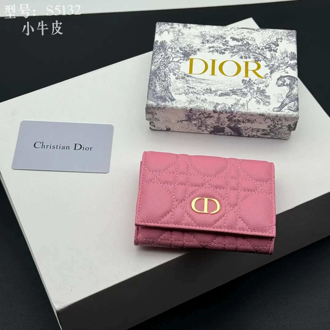 💰150 💎Top quality pink# 2024 spring and summer women's card holder This Dior Caro card holder is elegant and practical. Carefully crafted from soft cow leather, it is decorated with cannage pattern topstitching and a CD logo on the front to enhance the style. Elegant and sophisticated. Compact and practical, the 30 Montaigne Glycine Wallet is unique and can store a variety of daily necessities. It is suitable for various occasions and can be paired with its 30Montaigne pieces. Decorated with CD logo on the front, 2 card slots, 1 zipper compartment, 1 spacious internal compartment Spring/Summer 2024 Brand: Dior Dior Size: 11x7.5x2.5cm Model: S5132UWHC