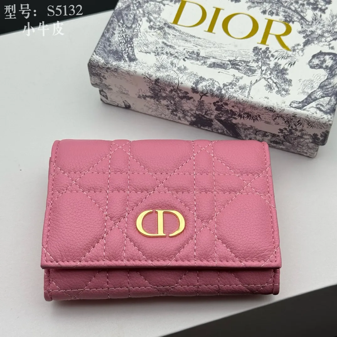 💰150 💎Top quality pink# 2024 spring and summer women's card holder This Dior Caro card holder is elegant and practical. Carefully crafted from soft cow leather, it is decorated with cannage pattern topstitching and a CD logo on the front to enhance the style. Elegant and sophisticated. Compact and practical, the 30 Montaigne Glycine Wallet is unique and can store a variety of daily necessities. It is suitable for various occasions and can be paired with its 30Montaigne pieces. Decorated with CD logo on the front, 2 card slots, 1 zipper compartment, 1 spacious internal compartment Spring/Summer 2024 Brand: Dior Dior Size: 11x7.5x2.5cm Model: S5132UWHC