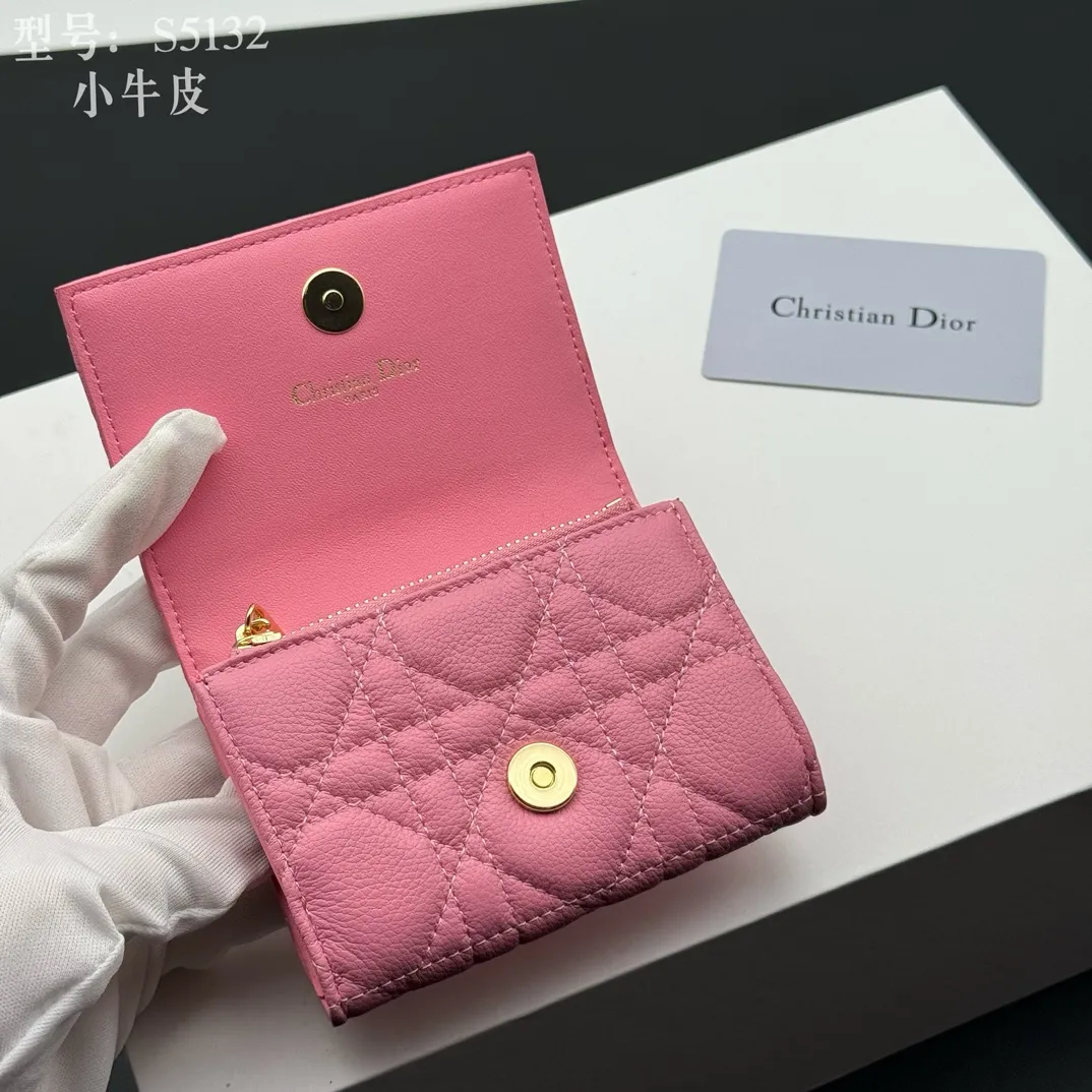 💰150 💎Top quality pink# 2024 spring and summer women's card holder This Dior Caro card holder is elegant and practical. Carefully crafted from soft cow leather, it is decorated with cannage pattern topstitching and a CD logo on the front to enhance the style. Elegant and sophisticated. Compact and practical, the 30 Montaigne Glycine Wallet is unique and can store a variety of daily necessities. It is suitable for various occasions and can be paired with its 30Montaigne pieces. Decorated with CD logo on the front, 2 card slots, 1 zipper compartment, 1 spacious internal compartment Spring/Summer 2024 Brand: Dior Dior Size: 11x7.5x2.5cm Model: S5132UWHC