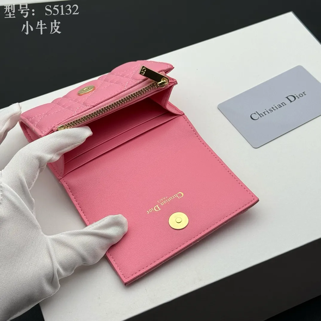 💰150 💎Top quality pink# 2024 spring and summer women's card holder This Dior Caro card holder is elegant and practical. Carefully crafted from soft cow leather, it is decorated with cannage pattern topstitching and a CD logo on the front to enhance the style. Elegant and sophisticated. Compact and practical, the 30 Montaigne Glycine Wallet is unique and can store a variety of daily necessities. It is suitable for various occasions and can be paired with its 30Montaigne pieces. Decorated with CD logo on the front, 2 card slots, 1 zipper compartment, 1 spacious internal compartment Spring/Summer 2024 Brand: Dior Dior Size: 11x7.5x2.5cm Model: S5132UWHC