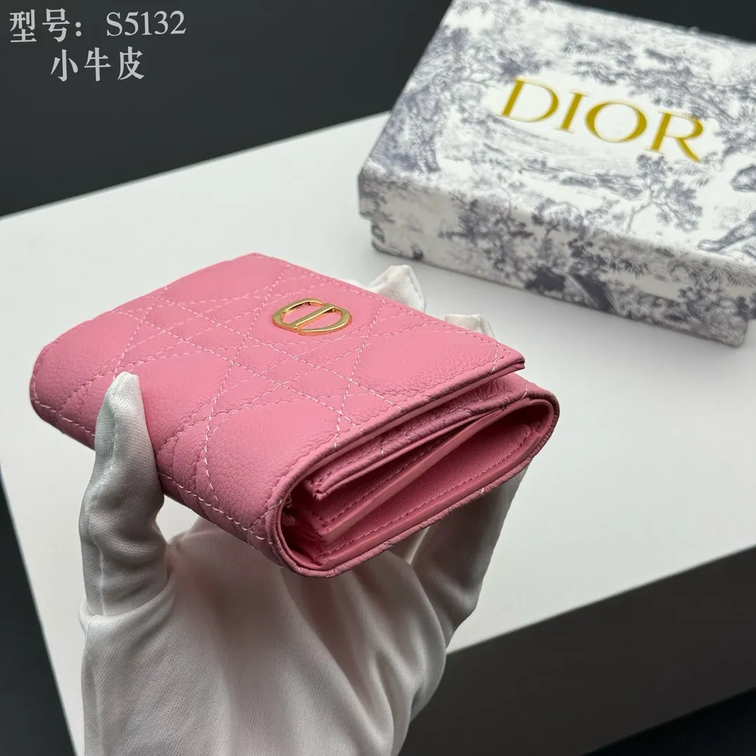 💰150 💎Top quality pink# 2024 spring and summer women's card holder This Dior Caro card holder is elegant and practical. Carefully crafted from soft cow leather, it is decorated with cannage pattern topstitching and a CD logo on the front to enhance the style. Elegant and sophisticated. Compact and practical, the 30 Montaigne Glycine Wallet is unique and can store a variety of daily necessities. It is suitable for various occasions and can be paired with its 30Montaigne pieces. Decorated with CD logo on the front, 2 card slots, 1 zipper compartment, 1 spacious internal compartment Spring/Summer 2024 Brand: Dior Dior Size: 11x7.5x2.5cm Model: S5132UWHC