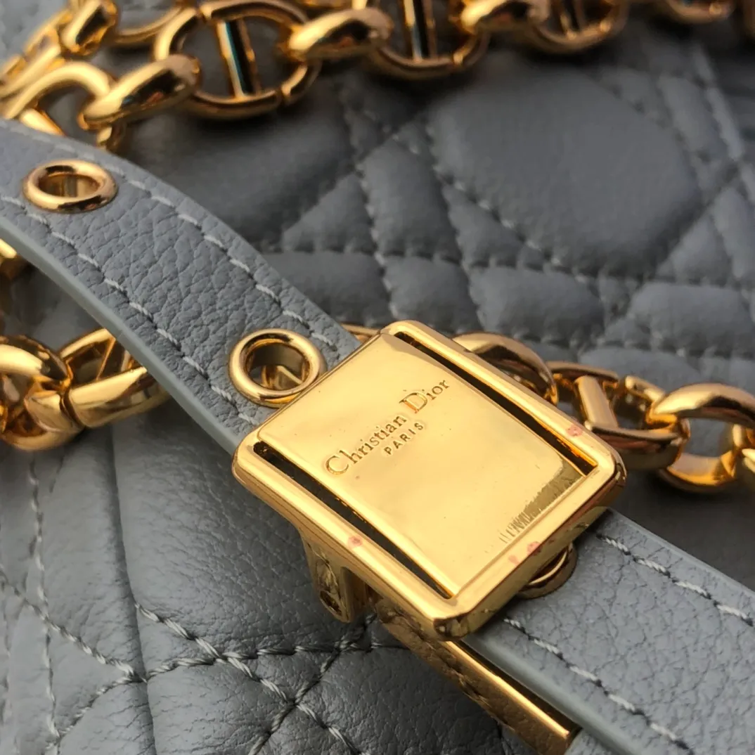 Top upgraded version💰1800 Size: 20×12×7cm Specially available from Dior overseas channel resources❗️This Dior caro handbag combines elegance and modern style. Crafted from supple cow leather with cannage pattern topstitching. The flip cover is decorated with a metal knob-style "CD" clasp with an antique gold finish, and is paired with a detachable "CD" logo chain shoulder strap, which can be carried by hand, shoulder or cross-body. It can be replaced with an embroidered wide shoulder strap to embellish daily looks or add a bright finishing touch to evening wear.