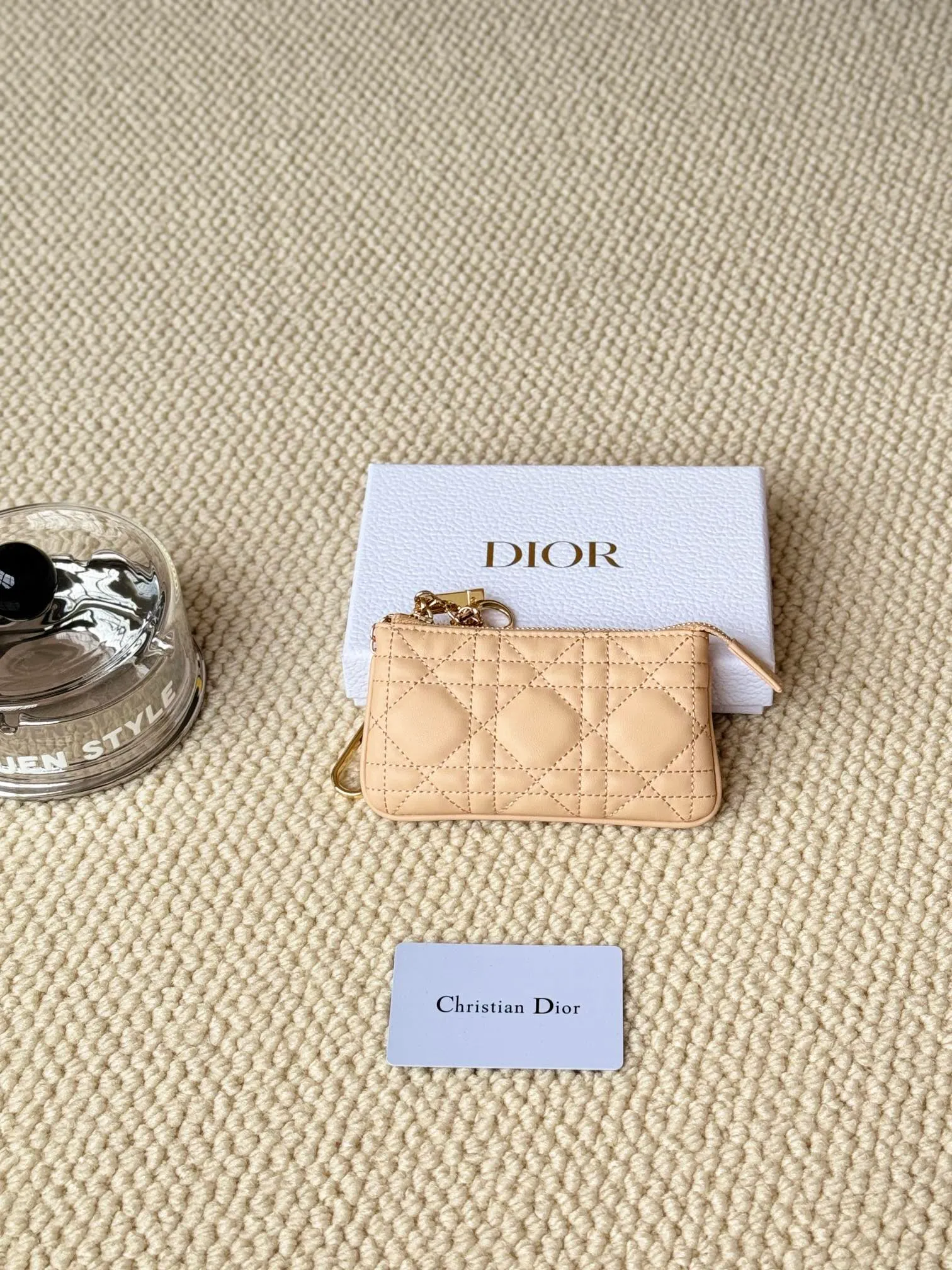 💰150 lambskin makes a zippered coin purse and key bag. Small, cute and mini. Size: 14.5*7.6cm Model: S0972UWHC_M30G This Dior Caro card holder is elegant and practical. Made of soft lambskin, carefully crafted and decorated with cannage pattern topstitching. Coin purse and key case 🔑 Compact and practical, unique and can store various daily necessities, suitable for various occasions.