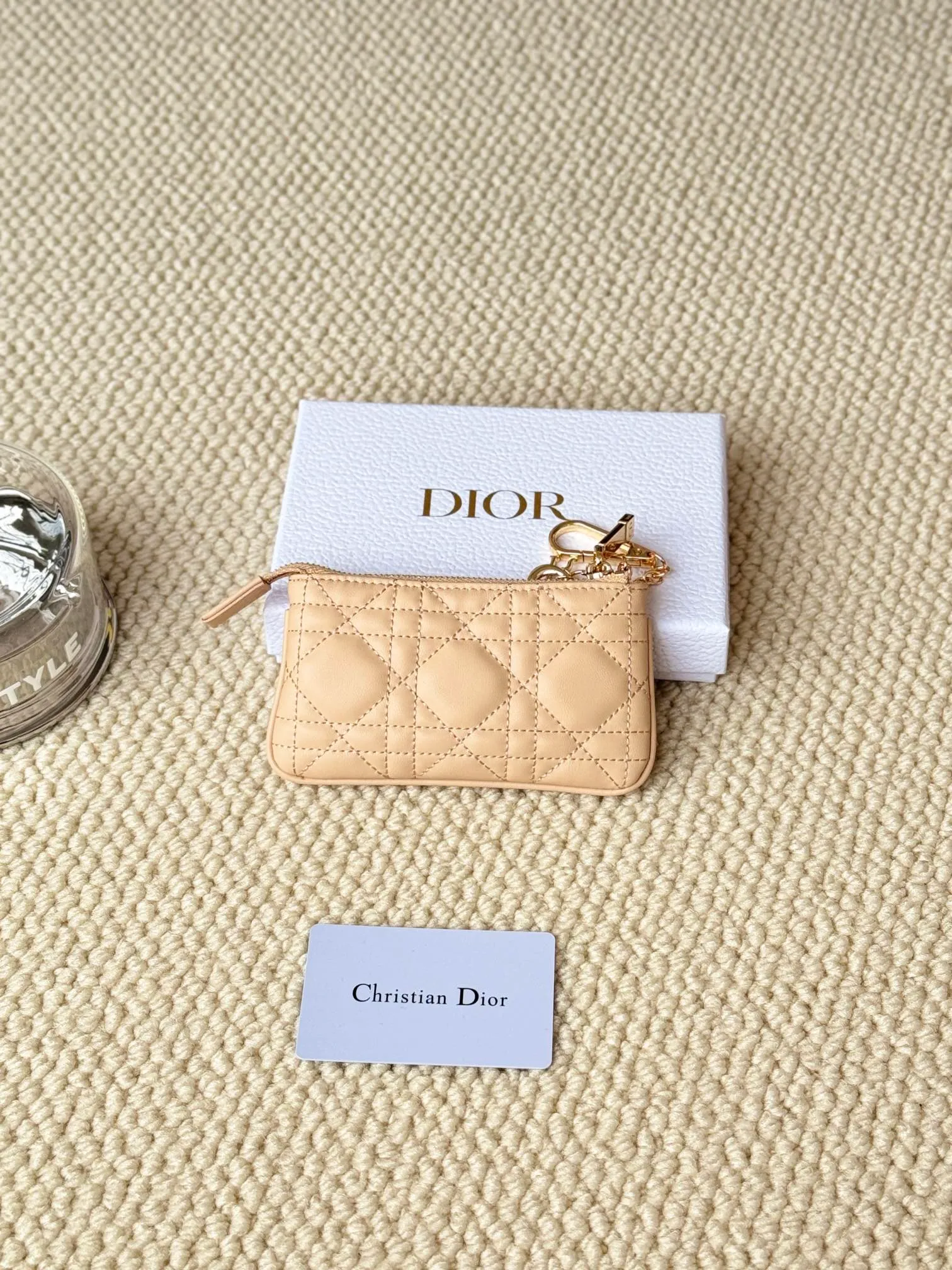 💰150 lambskin makes a zippered coin purse and key bag. Small, cute and mini. Size: 14.5*7.6cm Model: S0972UWHC_M30G This Dior Caro card holder is elegant and practical. Made of soft lambskin, carefully crafted and decorated with cannage pattern topstitching. Coin purse and key case 🔑 Compact and practical, unique and can store various daily necessities, suitable for various occasions.