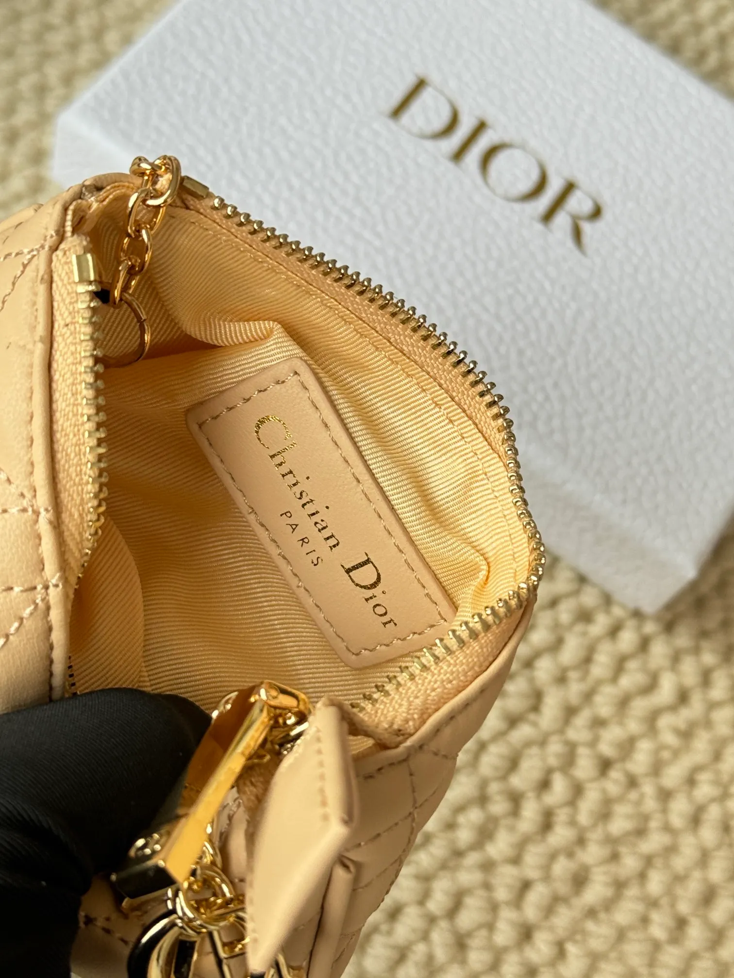 💰150 lambskin makes a zippered coin purse and key bag. Small, cute and mini. Size: 14.5*7.6cm Model: S0972UWHC_M30G This Dior Caro card holder is elegant and practical. Made of soft lambskin, carefully crafted and decorated with cannage pattern topstitching. Coin purse and key case 🔑 Compact and practical, unique and can store various daily necessities, suitable for various occasions.