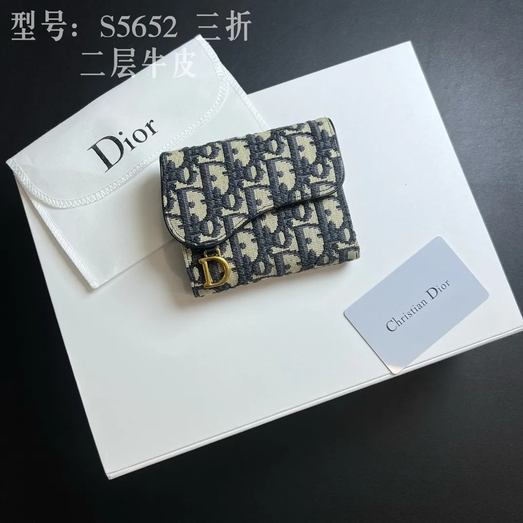 💰170 💎Top quality 🇫🇷 DIOR Dior tri-fold wallet ❤️ 💌 Two-layer calfskin, non-transferable‼ ️ The Saddle Lotus Oblique Print Wallet embodies the signature style of this collection. Crafted from the new Oblique print fabric, it features a signature asymmetric flap and antique gold-finish metal stirrup 'D' charm. This classic accessory holds a variety of daily essentials and fits easily into a variety of handbags. Front stirrup "D" charm 4 card slots 2 patch pockets 1 cash compartment 1 zip pocket Dimensions: 10 x 9 x 2.5 cm Style number: S5652CTZQ-M928