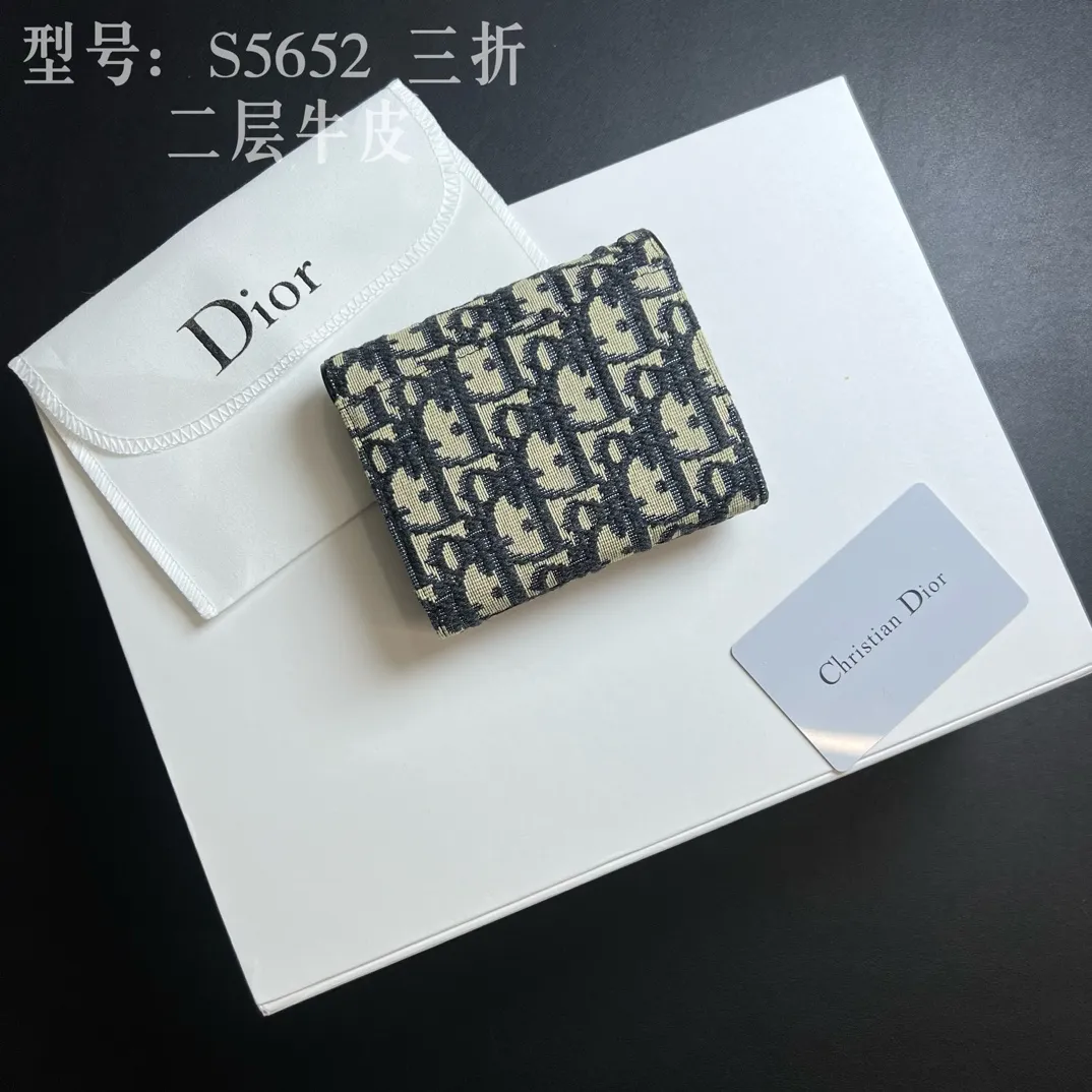 💰170 💎Top quality 🇫🇷 DIOR Dior tri-fold wallet ❤️ 💌 Two-layer calfskin, non-transferable‼ ️ The Saddle Lotus Oblique Print Wallet embodies the signature style of this collection. Crafted from the new Oblique print fabric, it features a signature asymmetric flap and antique gold-finish metal stirrup 'D' charm. This classic accessory holds a variety of daily essentials and fits easily into a variety of handbags. Front stirrup "D" charm 4 card slots 2 patch pockets 1 cash compartment 1 zip pocket Dimensions: 10 x 9 x 2.5 cm Style number: S5652CTZQ-M928