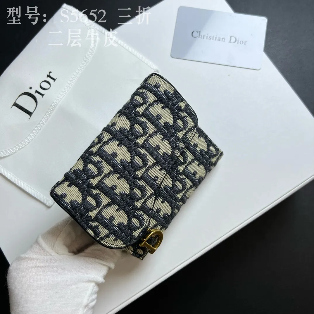 💰170 💎Top quality 🇫🇷 DIOR Dior tri-fold wallet ❤️ 💌 Two-layer calfskin, non-transferable‼ ️ The Saddle Lotus Oblique Print Wallet embodies the signature style of this collection. Crafted from the new Oblique print fabric, it features a signature asymmetric flap and antique gold-finish metal stirrup 'D' charm. This classic accessory holds a variety of daily essentials and fits easily into a variety of handbags. Front stirrup "D" charm 4 card slots 2 patch pockets 1 cash compartment 1 zip pocket Dimensions: 10 x 9 x 2.5 cm Style number: S5652CTZQ-M928