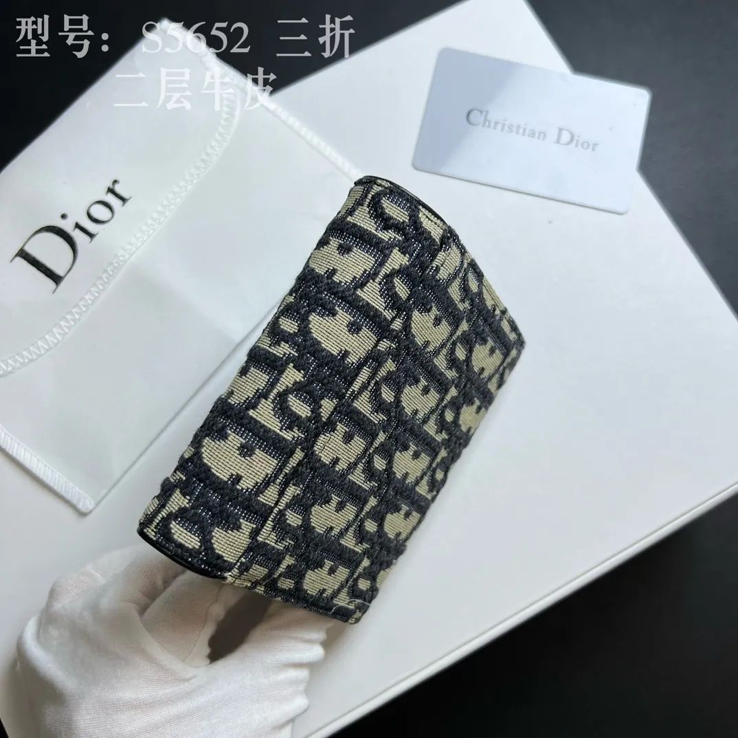 💰170 💎Top quality 🇫🇷 DIOR Dior tri-fold wallet ❤️ 💌 Two-layer calfskin, non-transferable‼ ️ The Saddle Lotus Oblique Print Wallet embodies the signature style of this collection. Crafted from the new Oblique print fabric, it features a signature asymmetric flap and antique gold-finish metal stirrup 'D' charm. This classic accessory holds a variety of daily essentials and fits easily into a variety of handbags. Front stirrup "D" charm 4 card slots 2 patch pockets 1 cash compartment 1 zip pocket Dimensions: 10 x 9 x 2.5 cm Style number: S5652CTZQ-M928