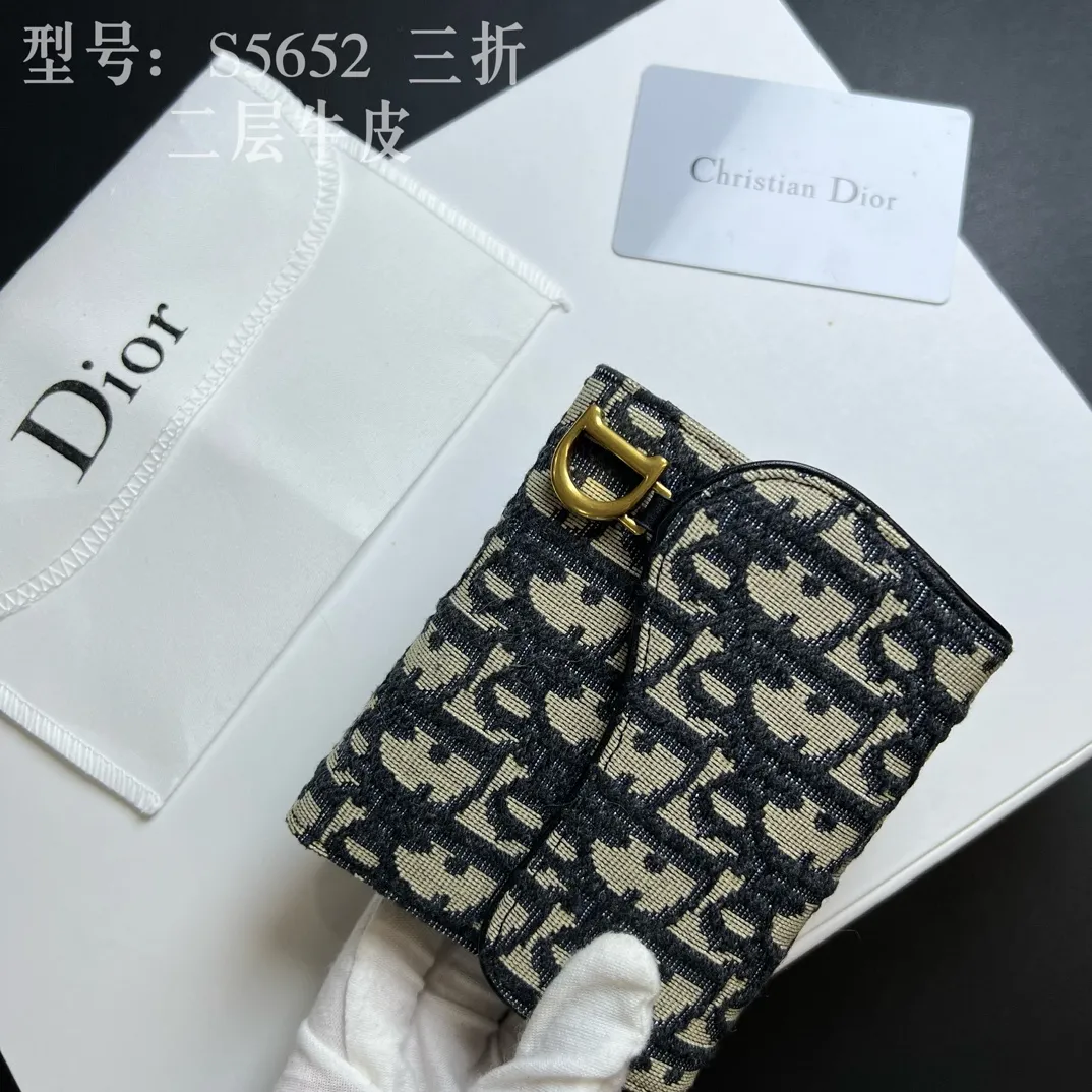 💰170 💎Top quality 🇫🇷 DIOR Dior tri-fold wallet ❤️ 💌 Two-layer calfskin, non-transferable‼ ️ The Saddle Lotus Oblique Print Wallet embodies the signature style of this collection. Crafted from the new Oblique print fabric, it features a signature asymmetric flap and antique gold-finish metal stirrup 'D' charm. This classic accessory holds a variety of daily essentials and fits easily into a variety of handbags. Front stirrup "D" charm 4 card slots 2 patch pockets 1 cash compartment 1 zip pocket Dimensions: 10 x 9 x 2.5 cm Style number: S5652CTZQ-M928