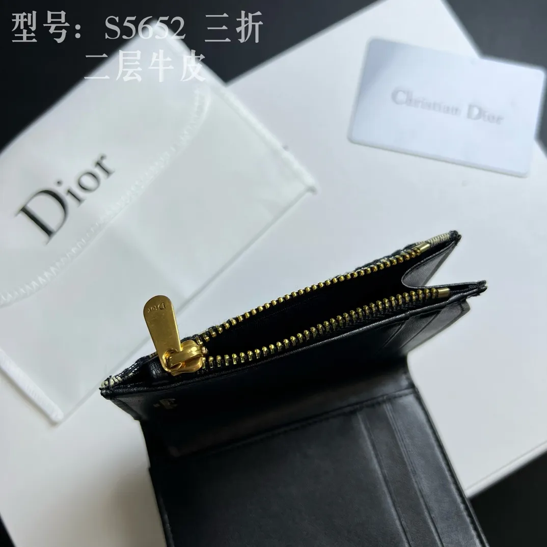 💰170 💎Top quality 🇫🇷 DIOR Dior tri-fold wallet ❤️ 💌 Two-layer calfskin, non-transferable‼ ️ The Saddle Lotus Oblique Print Wallet embodies the signature style of this collection. Crafted from the new Oblique print fabric, it features a signature asymmetric flap and antique gold-finish metal stirrup 'D' charm. This classic accessory holds a variety of daily essentials and fits easily into a variety of handbags. Front stirrup "D" charm 4 card slots 2 patch pockets 1 cash compartment 1 zip pocket Dimensions: 10 x 9 x 2.5 cm Style number: S5652CTZQ-M928