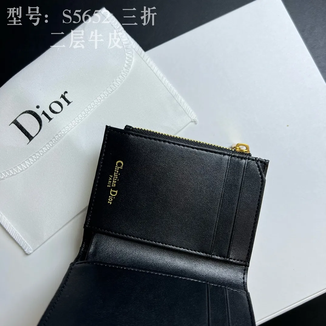 💰170 💎Top quality 🇫🇷 DIOR Dior tri-fold wallet ❤️ 💌 Two-layer calfskin, non-transferable‼ ️ The Saddle Lotus Oblique Print Wallet embodies the signature style of this collection. Crafted from the new Oblique print fabric, it features a signature asymmetric flap and antique gold-finish metal stirrup 'D' charm. This classic accessory holds a variety of daily essentials and fits easily into a variety of handbags. Front stirrup "D" charm 4 card slots 2 patch pockets 1 cash compartment 1 zip pocket Dimensions: 10 x 9 x 2.5 cm Style number: S5652CTZQ-M928