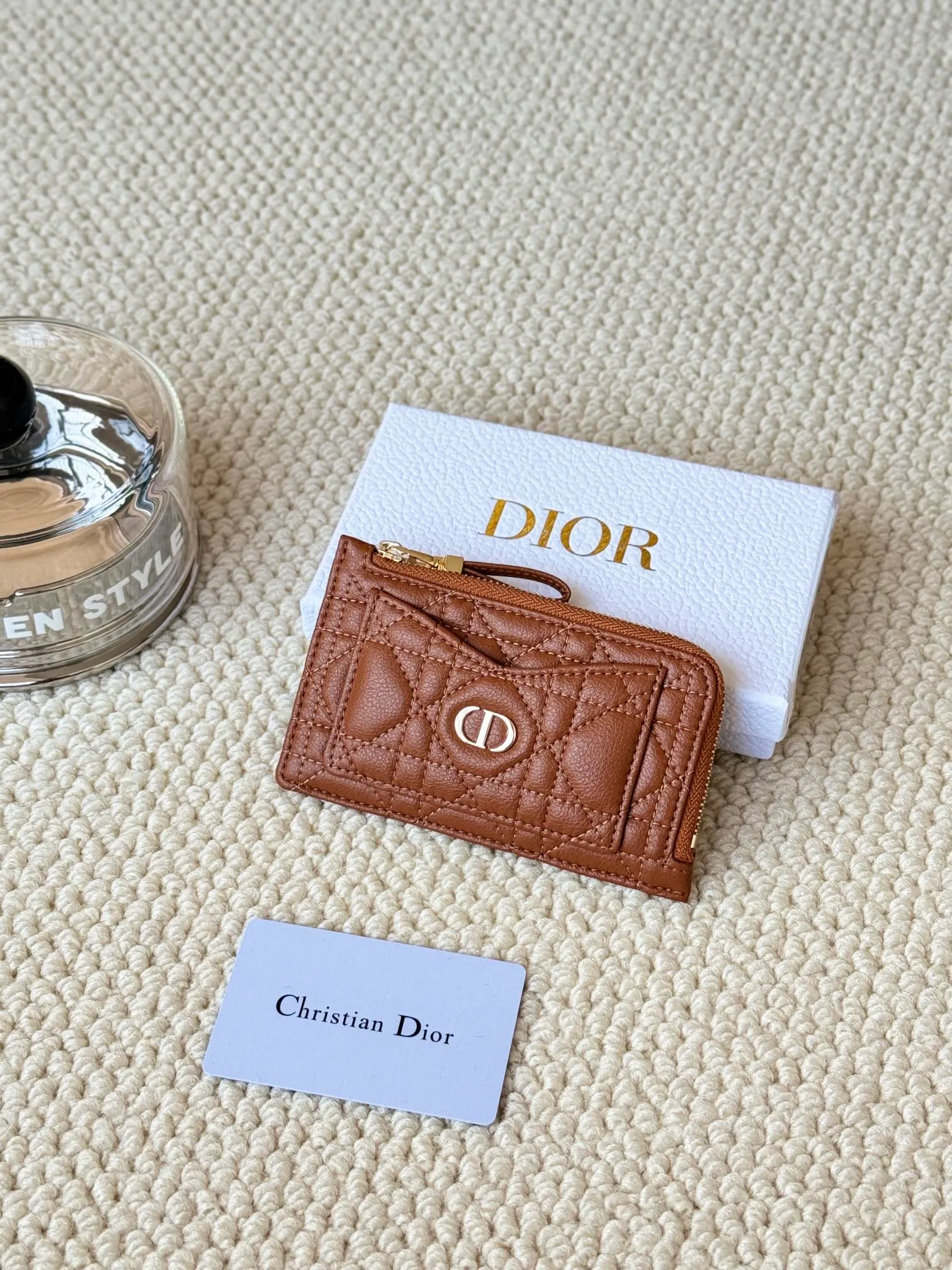 💰150Lady Dior card holder. Sand color wallet bought to fit into a waste bag. L-shaped opening, seven-zipper card holder. No.: S5131. There are too many front patch pockets to hold cards. The banknotes need to be folded at 40% off. It can hold 30% off but it has a zipper. The size is 13.5*8.5*1.5 cm. The Dior card holder meets my various needs. Compared with other styles, it is thin, compact and has a large capacity. There is no conspicuous big LOGO, it will not scratch when placed in the bag, and it is relatively low-key and classic. There is a special place for access control cards, so you don’t need to mix them with bank cards. When I used to swipe access control cards, I couldn’t swipe them because there were too many cards, so I had to take out the access control cards separately. There is a zipper, so you don't have to worry about putting important things out, and the zipper is half-open, so it's more convenient to put things in and take things out than having only one side.