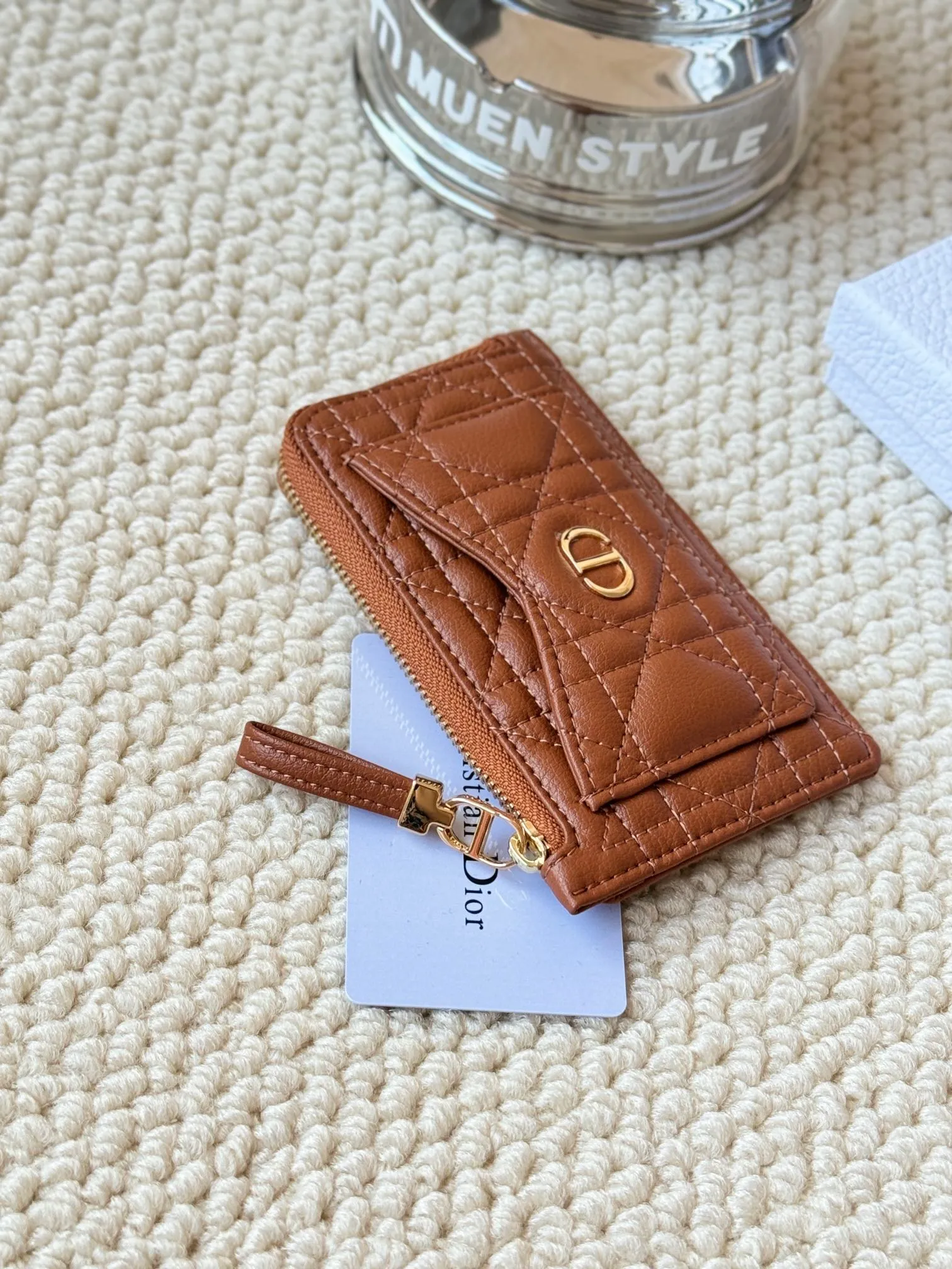 💰150Lady Dior card holder. Sand color wallet bought to fit into a waste bag. L-shaped opening, seven-zipper card holder. No.: S5131. There are too many front patch pockets to hold cards. The banknotes need to be folded at 40% off. It can hold 30% off but it has a zipper. The size is 13.5*8.5*1.5 cm. The Dior card holder meets my various needs. Compared with other styles, it is thin, compact and has a large capacity. There is no conspicuous big LOGO, it will not scratch when placed in the bag, and it is relatively low-key and classic. There is a special place for access control cards, so you don’t need to mix them with bank cards. When I used to swipe access control cards, I couldn’t swipe them because there were too many cards, so I had to take out the access control cards separately. There is a zipper, so you don't have to worry about putting important things out, and the zipper is half-open, so it's more convenient to put things in and take things out than having only one side.