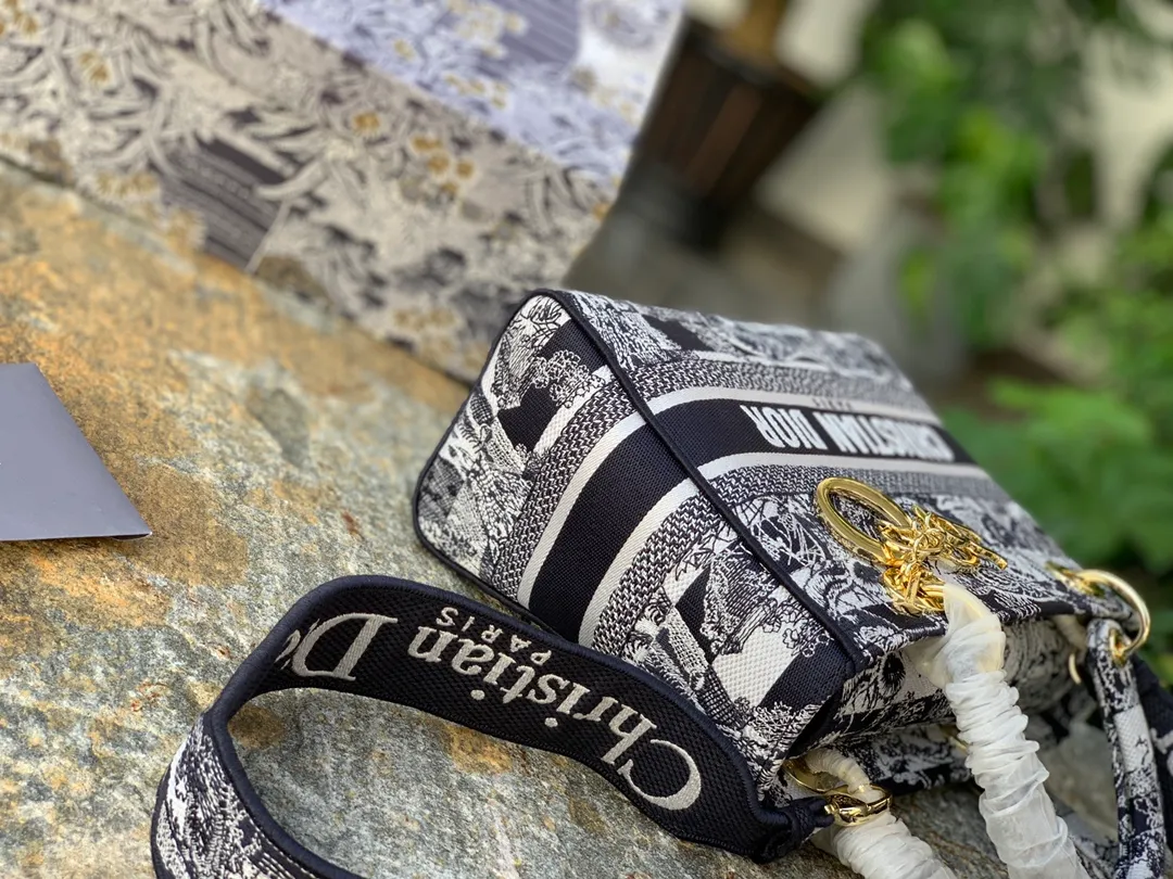 Top upgraded version 💰1800 Size: 24 x 20 x 11 CM horizontal striped tiger style. Original factory channel goods! The style is the Lady series, which is extremely popular and harder to buy than the saddle bag! Classic jacquard embroidery is added to the classic Princess Diana silhouette! The moment I saw it, I was very sure that it has been and will continue to be the most worth-buying D-family staple this year! The official price of the product is 40,000➕ at the counter, and a pack is hard to find. My fondness for it is not just love at first sight, but after I carry it on my back, I have to admit: I should buy it!