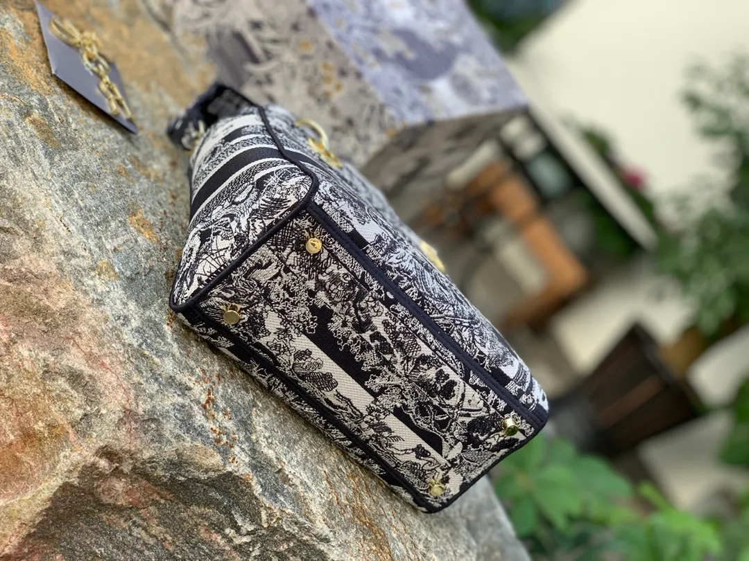 Top upgraded version 💰1800 Size: 24 x 20 x 11 CM horizontal striped tiger style. Original factory channel goods! The style is the Lady series, which is extremely popular and harder to buy than the saddle bag! Classic jacquard embroidery is added to the classic Princess Diana silhouette! The moment I saw it, I was very sure that it has been and will continue to be the most worth-buying D-family staple this year! The official price of the product is 40,000➕ at the counter, and a pack is hard to find. My fondness for it is not just love at first sight, but after I carry it on my back, I have to admit: I should buy it!