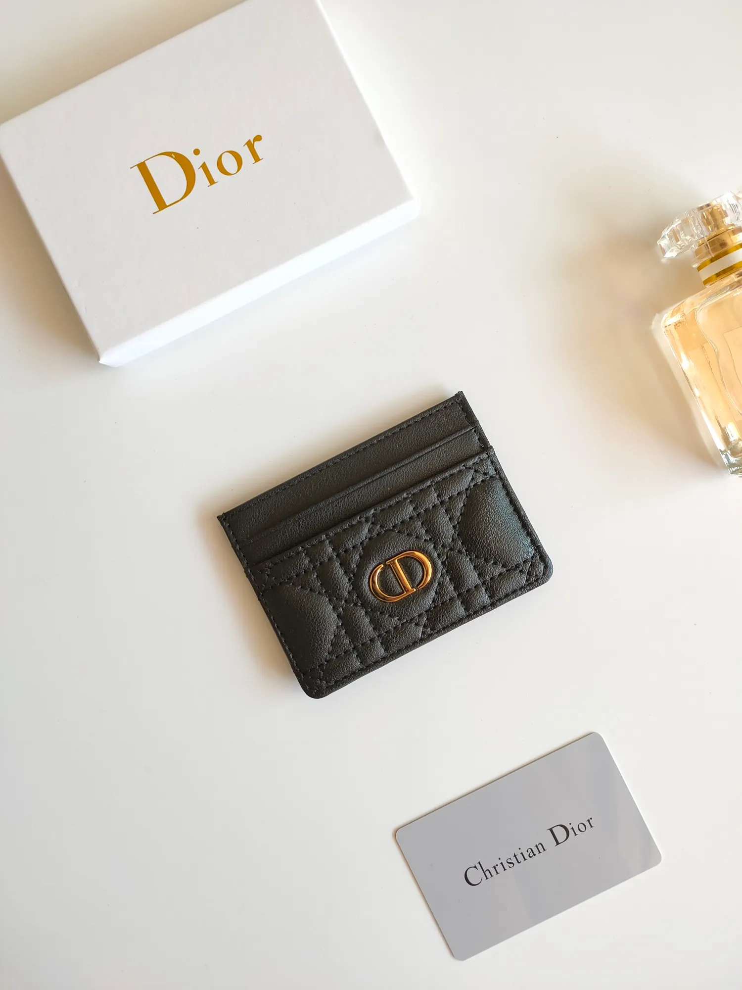￥90😍The Dior Caro five-compartment card holder is a new product this season, elegant and practical. Style number: S5130. Carefully crafted from soft cowhide, decorated with cannage pattern topstitching and embellished with the "CD" logo on the front. Elegant and sophisticated, it has five card slots and is suitable for various occasions. Size:10.5*7.5cm