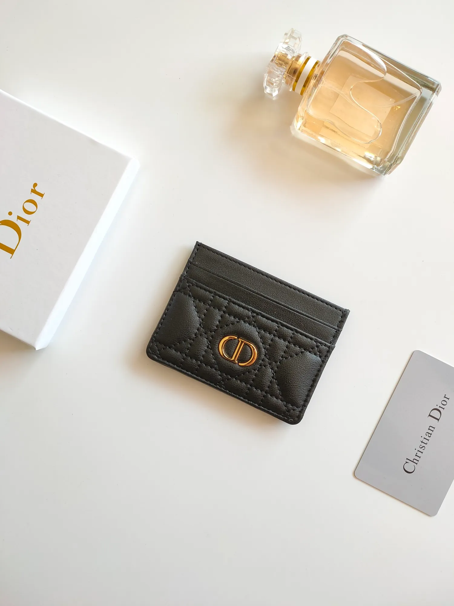 ￥90😍The Dior Caro five-compartment card holder is a new product this season, elegant and practical. Style number: S5130. Carefully crafted from soft cowhide, decorated with cannage pattern topstitching and embellished with the "CD" logo on the front. Elegant and sophisticated, it has five card slots and is suitable for various occasions. Size:10.5*7.5cm