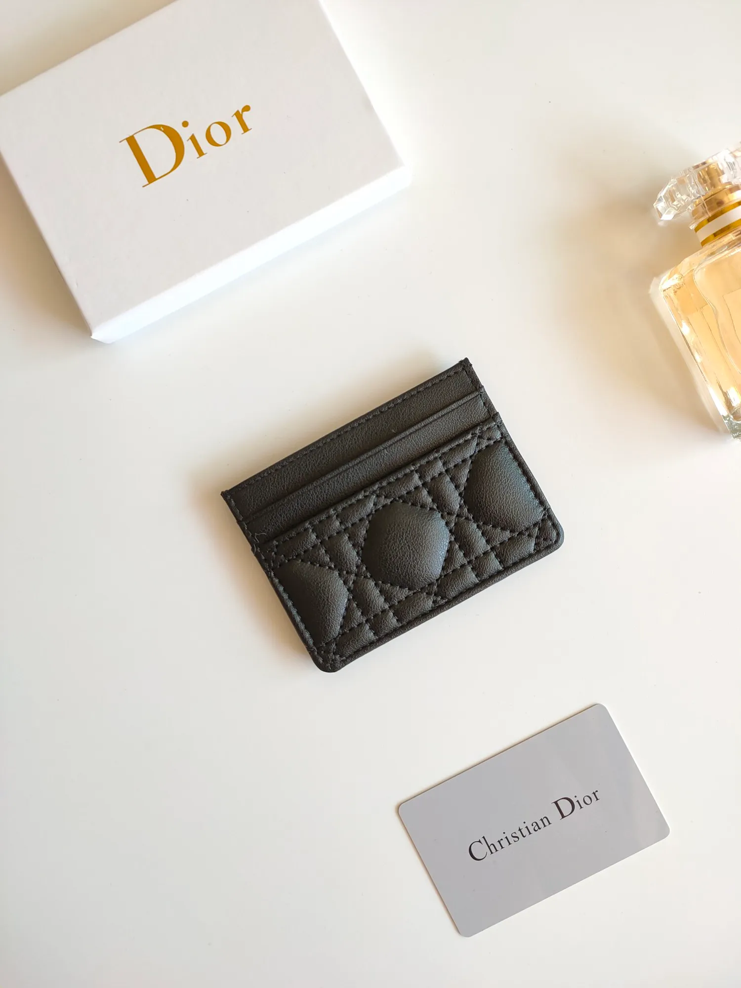 ￥90😍The Dior Caro five-compartment card holder is a new product this season, elegant and practical. Style number: S5130. Carefully crafted from soft cowhide, decorated with cannage pattern topstitching and embellished with the "CD" logo on the front. Elegant and sophisticated, it has five card slots and is suitable for various occasions. Size:10.5*7.5cm