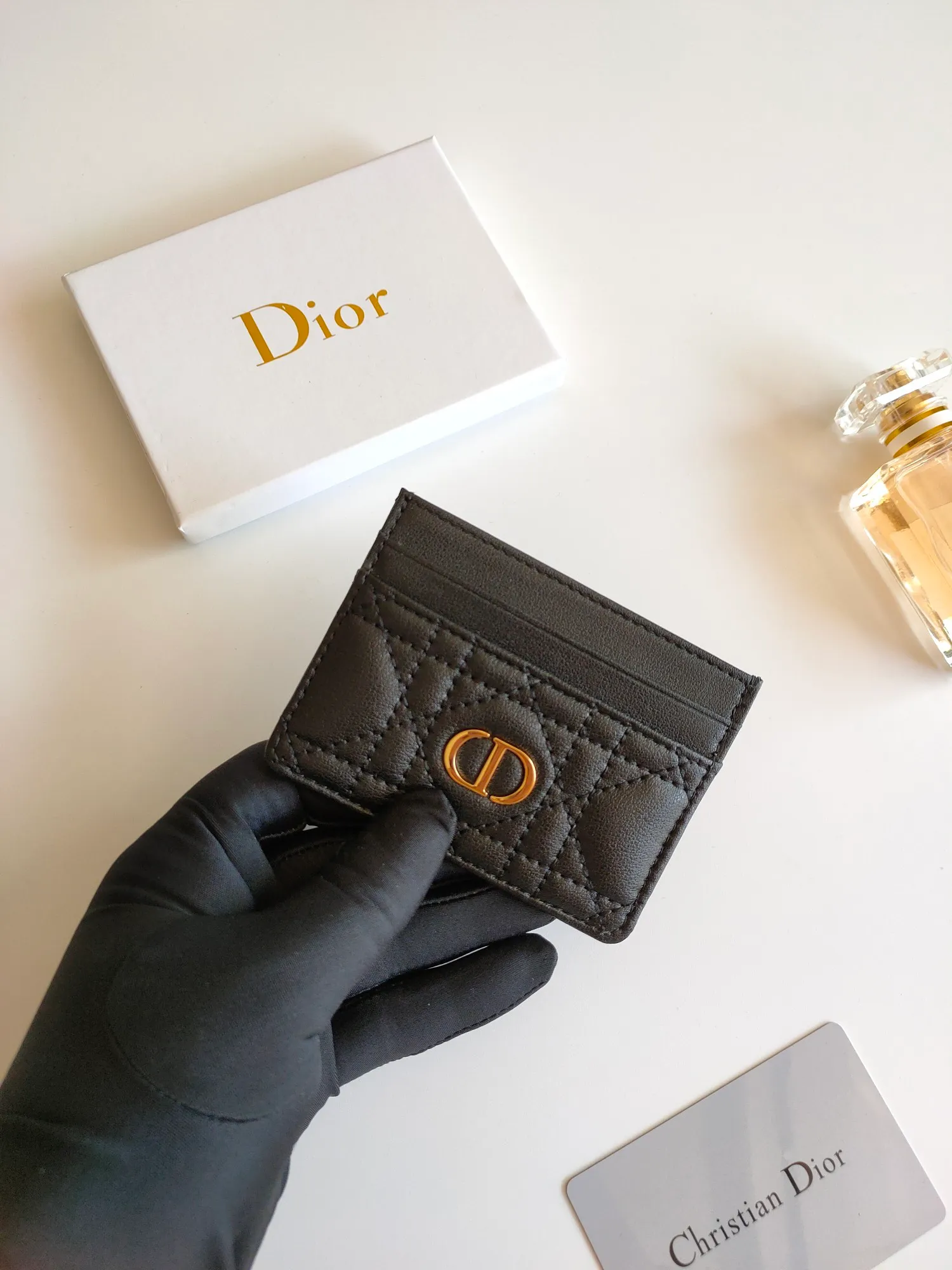 ￥90😍The Dior Caro five-compartment card holder is a new product this season, elegant and practical. Style number: S5130. Carefully crafted from soft cowhide, decorated with cannage pattern topstitching and embellished with the "CD" logo on the front. Elegant and sophisticated, it has five card slots and is suitable for various occasions. Size:10.5*7.5cm