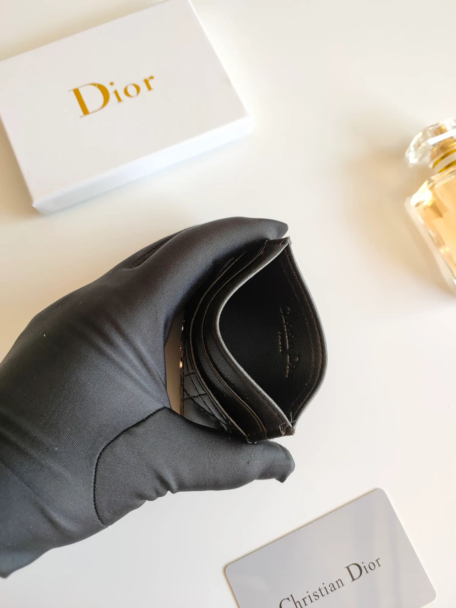 ￥90😍The Dior Caro five-compartment card holder is a new product this season, elegant and practical. Style number: S5130. Carefully crafted from soft cowhide, decorated with cannage pattern topstitching and embellished with the "CD" logo on the front. Elegant and sophisticated, it has five card slots and is suitable for various occasions. Size:10.5*7.5cm