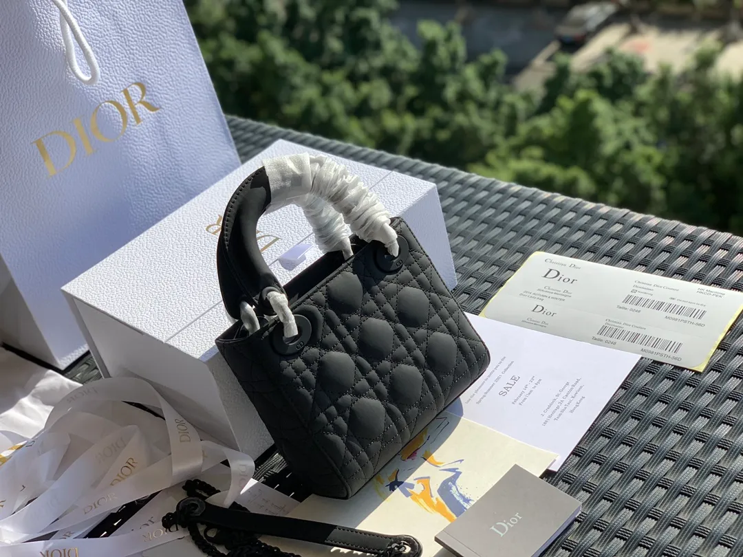 ❗️❗️❗️Free shipping with SF Express for year-end events❗️❗️❗️💰1800 Size 17 x 15 x 7CM Three-panel matte black Princess Diana bag, a bag that no woman can live without! Goods from overseas original factory channels! ladyDio*r frosted mini model, a very popular model at home and abroad! It can be regarded as a unique existence! The counter price is 3.5W, and it takes more than half a year to order! The key is that it has advantages all over the body! The frosted texture makes the classic Princess Diana bag no longer just elegant and dignified, it is retro and fashionable, fashionable and casual at the same time! Can hold various styles!
