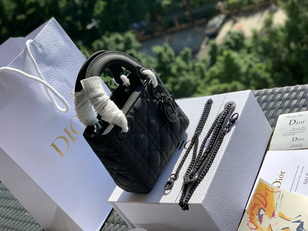 ❗️❗️❗️Free shipping with SF Express for year-end events❗️❗️❗️💰1800 Size 17 x 15 x 7CM Three-panel matte black Princess Diana bag, a bag that no woman can live without! Goods from overseas original factory channels! ladyDio*r frosted mini model, a very popular model at home and abroad! It can be regarded as a unique existence! The counter price is 3.5W, and it takes more than half a year to order! The key is that it has advantages all over the body! The frosted texture makes the classic Princess Diana bag no longer just elegant and dignified, it is retro and fashionable, fashionable and casual at the same time! Can hold various styles!