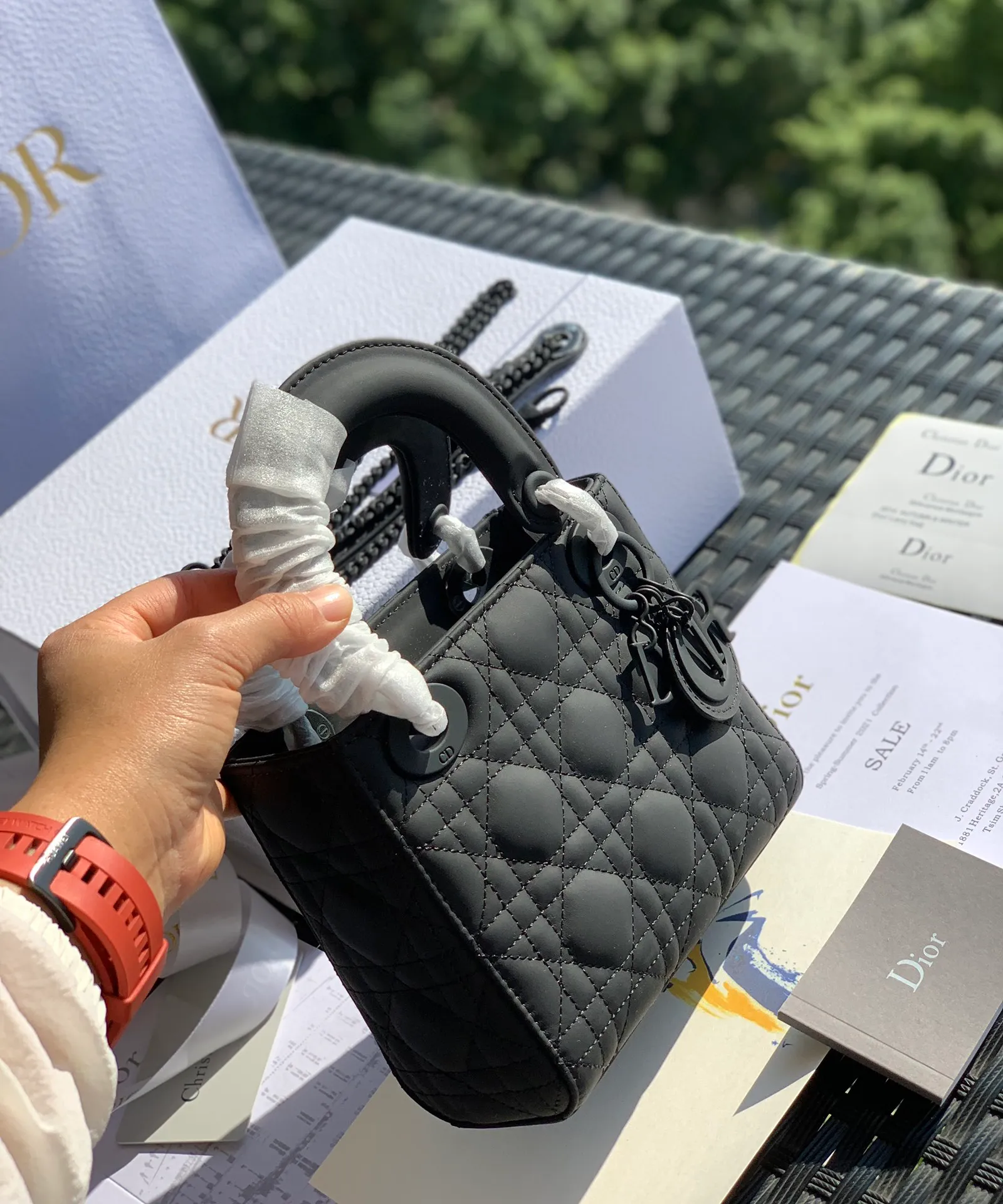 ❗️❗️❗️Free shipping with SF Express for year-end events❗️❗️❗️💰1800 Size 17 x 15 x 7CM Three-panel matte black Princess Diana bag, a bag that no woman can live without! Goods from overseas original factory channels! ladyDio*r frosted mini model, a very popular model at home and abroad! It can be regarded as a unique existence! The counter price is 3.5W, and it takes more than half a year to order! The key is that it has advantages all over the body! The frosted texture makes the classic Princess Diana bag no longer just elegant and dignified, it is retro and fashionable, fashionable and casual at the same time! Can hold various styles!