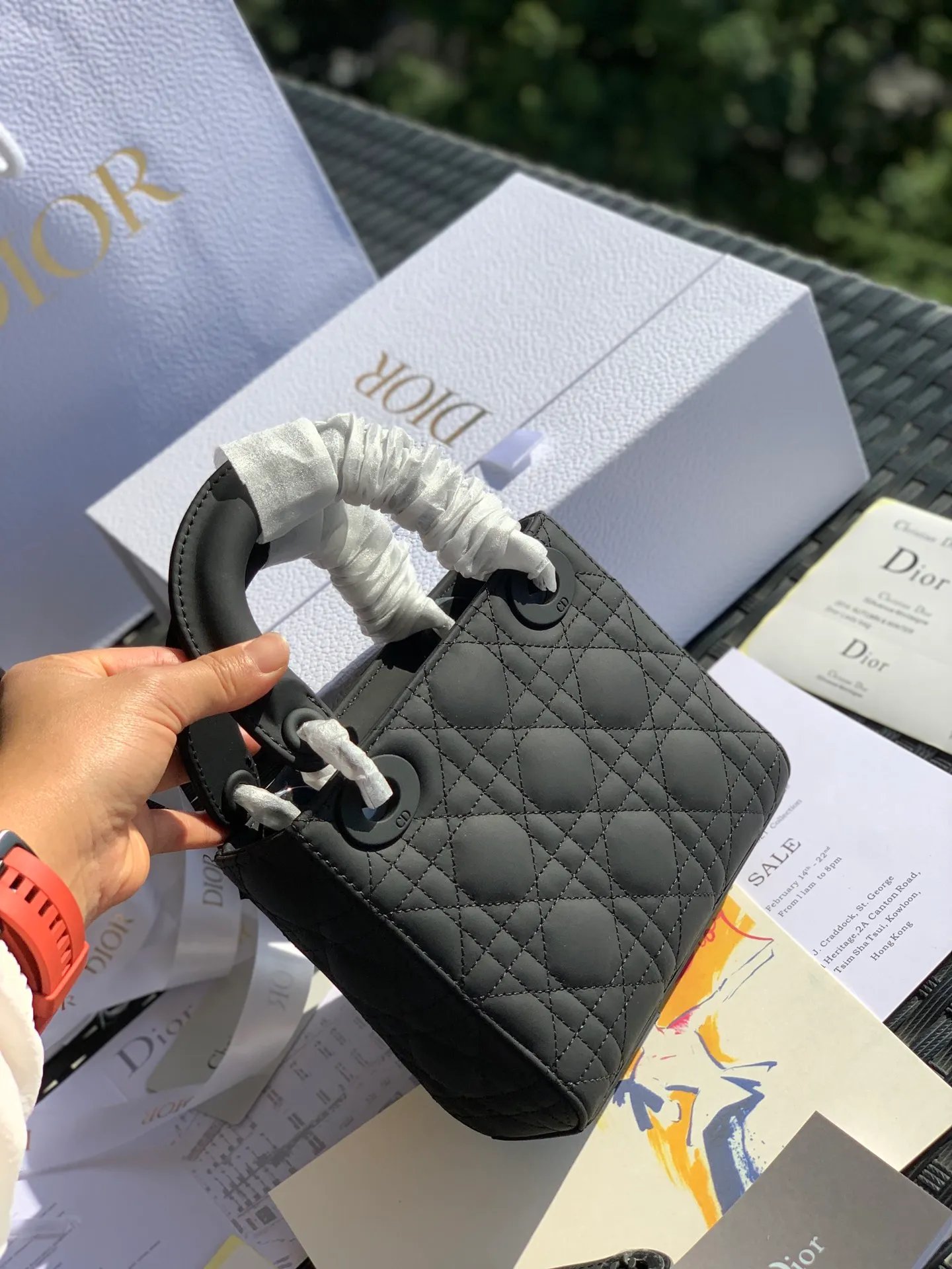 ❗️❗️❗️Free shipping with SF Express for year-end events❗️❗️❗️💰1800 Size 17 x 15 x 7CM Three-panel matte black Princess Diana bag, a bag that no woman can live without! Goods from overseas original factory channels! ladyDio*r frosted mini model, a very popular model at home and abroad! It can be regarded as a unique existence! The counter price is 3.5W, and it takes more than half a year to order! The key is that it has advantages all over the body! The frosted texture makes the classic Princess Diana bag no longer just elegant and dignified, it is retro and fashionable, fashionable and casual at the same time! Can hold various styles!