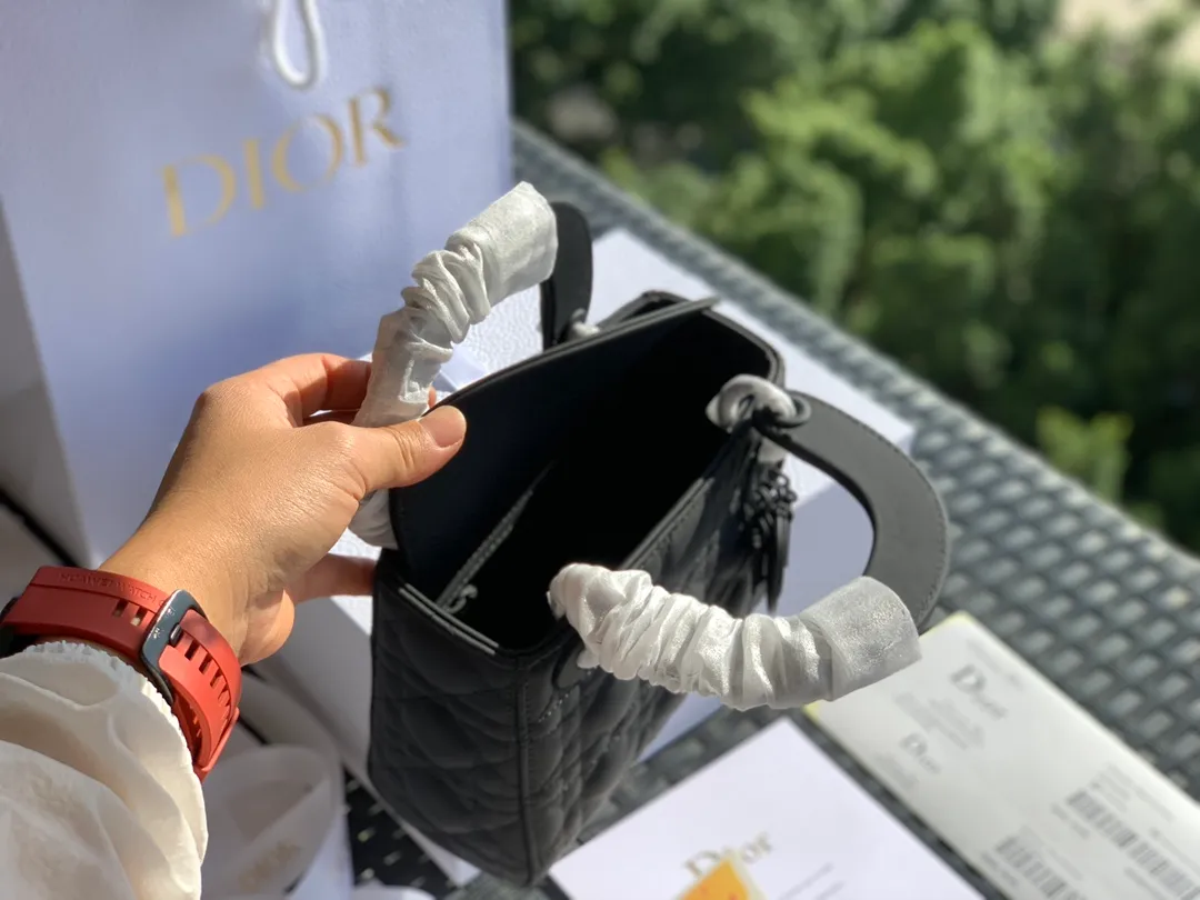 ❗️❗️❗️Free shipping with SF Express for year-end events❗️❗️❗️💰1800 Size 17 x 15 x 7CM Three-panel matte black Princess Diana bag, a bag that no woman can live without! Goods from overseas original factory channels! ladyDio*r frosted mini model, a very popular model at home and abroad! It can be regarded as a unique existence! The counter price is 3.5W, and it takes more than half a year to order! The key is that it has advantages all over the body! The frosted texture makes the classic Princess Diana bag no longer just elegant and dignified, it is retro and fashionable, fashionable and casual at the same time! Can hold various styles!